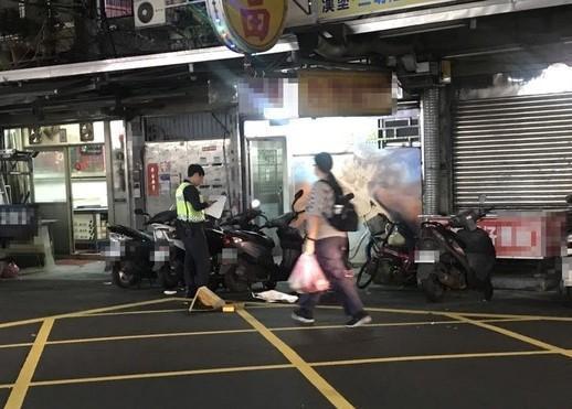 信義分局警方在現場採證。（翻攝畫面）