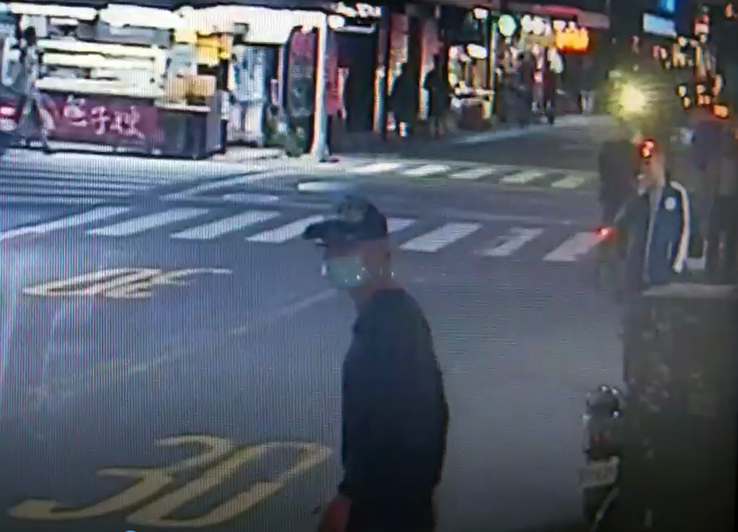 嫌犯行凶後轉身逃跑。（翻攝畫面）