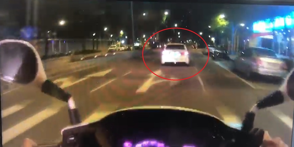 白色轎車在新北地檢前當警面開8槍逃逸，警方從後追捕。（翻攝畫面）