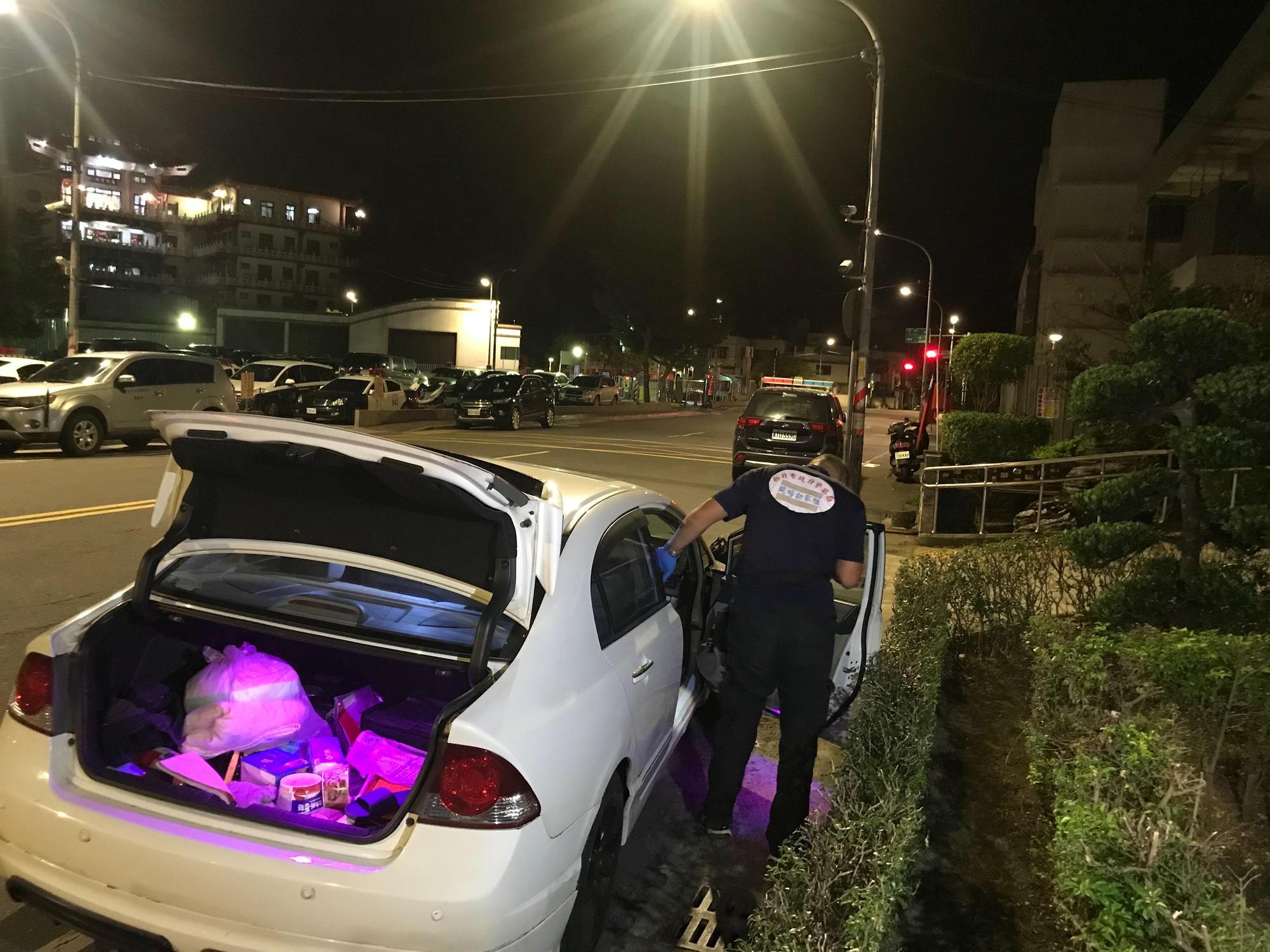 唐姓少年再搭犯案車輛投案,警方隨即進行採證。(翻攝畫面)