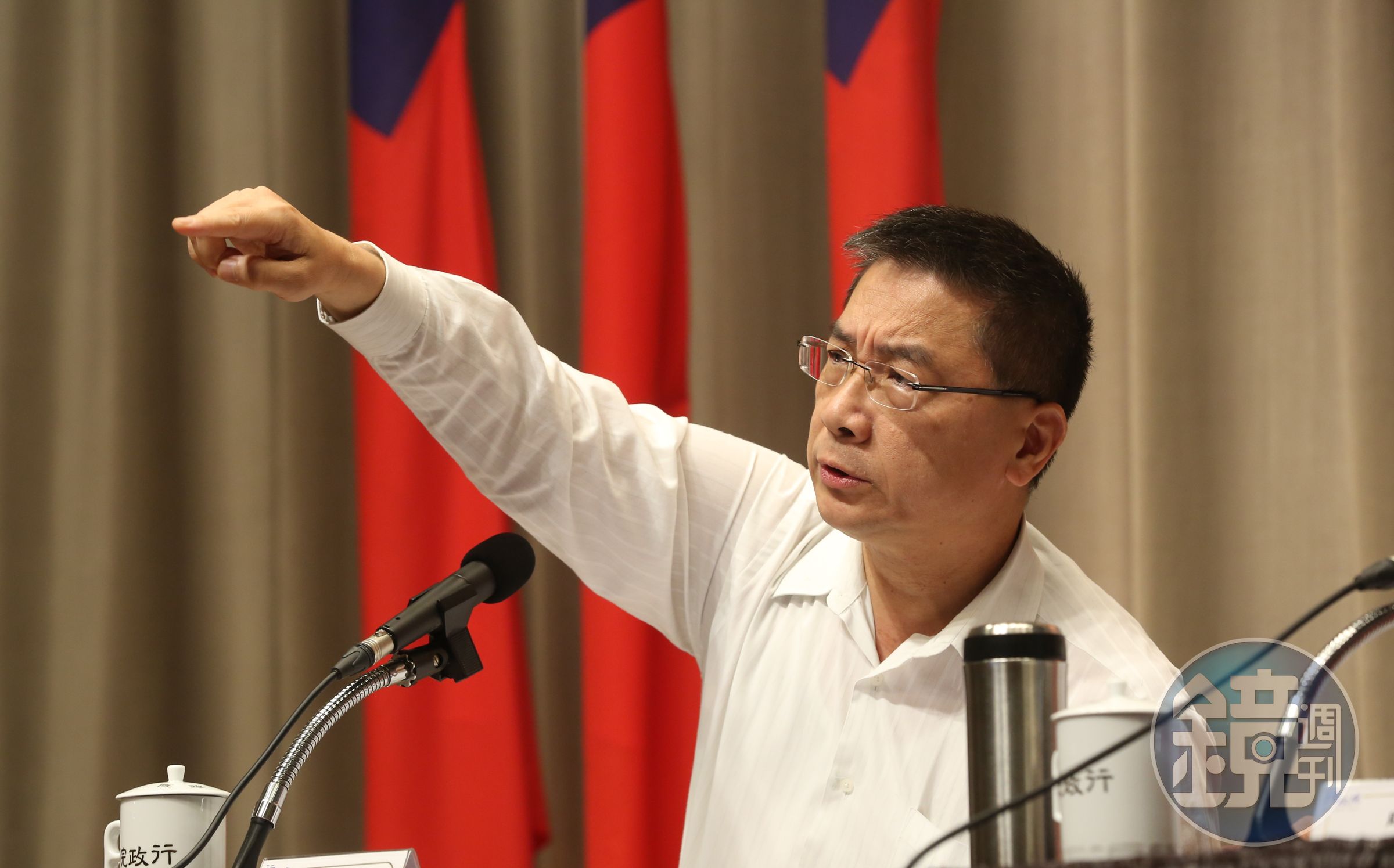 徐國勇今於立院受訪時，遭媒體記者犀利提問，質疑政府政所稱「政策前後一致」是否「睜眼說瞎話」？讓徐手指著記者回嗆「講話客氣一點」。（本刊資料照）