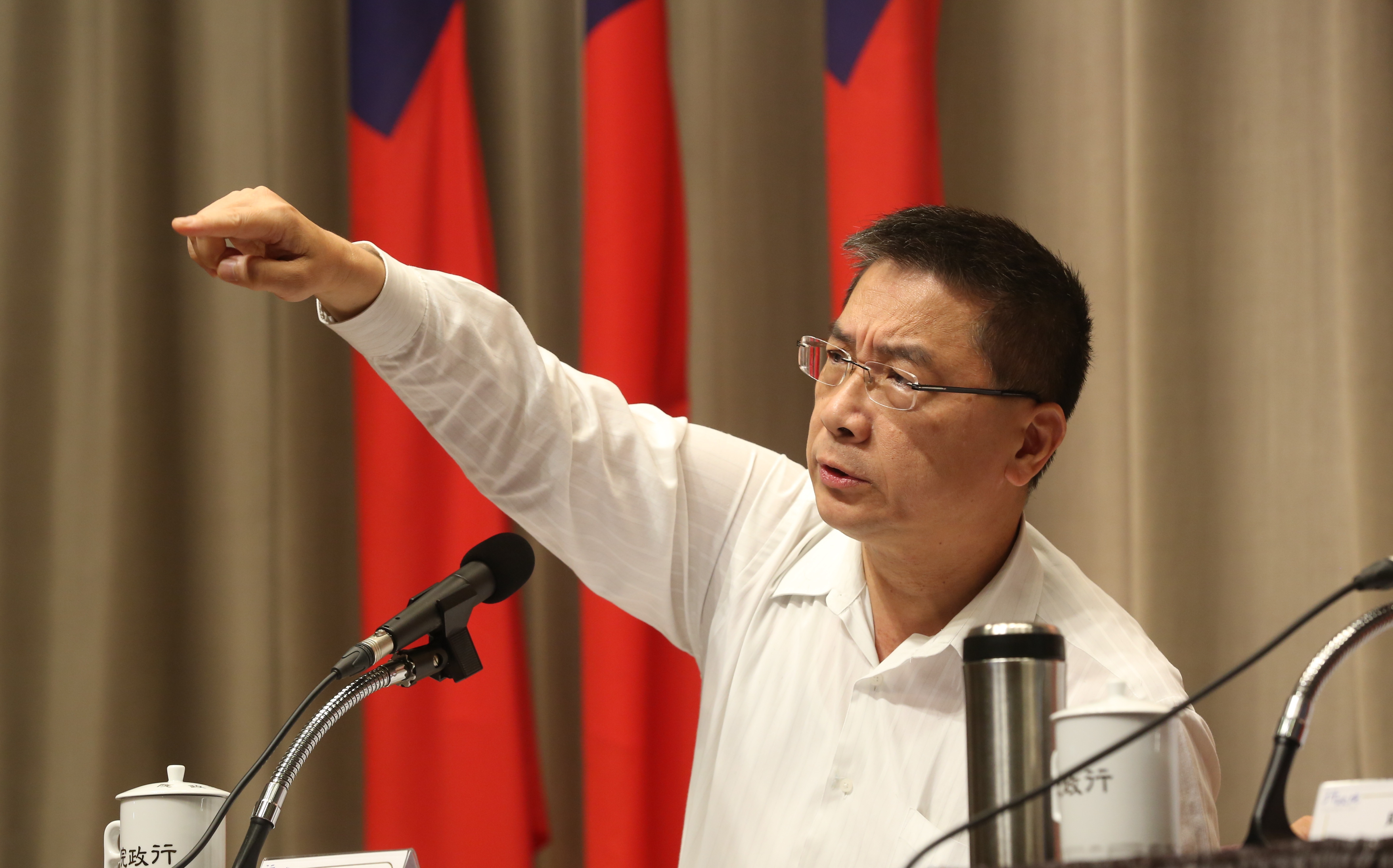 徐國勇今於立院受訪時，遭媒體記者犀利提問，質疑政府政所稱「政策前後一致」是否「睜眼說瞎話」？讓徐手指著記者回嗆「講話客氣一點」。（本刊資料照）