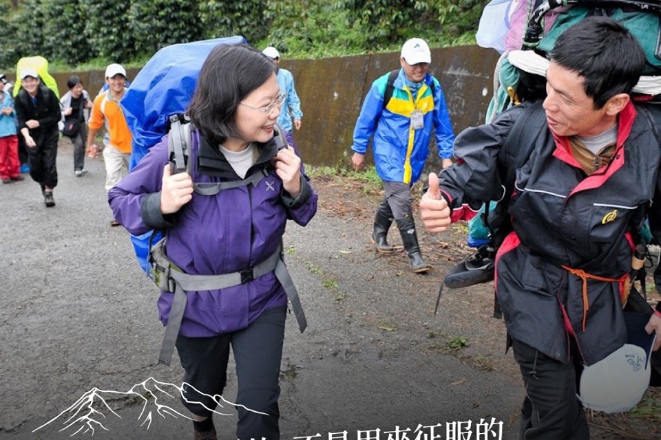 蔡英文2012年曾自己負重攀登大武山，發文回應韓國瑜3000公尺以上高山廣設升旗台政策。（翻攝自蔡英文粉絲專頁）