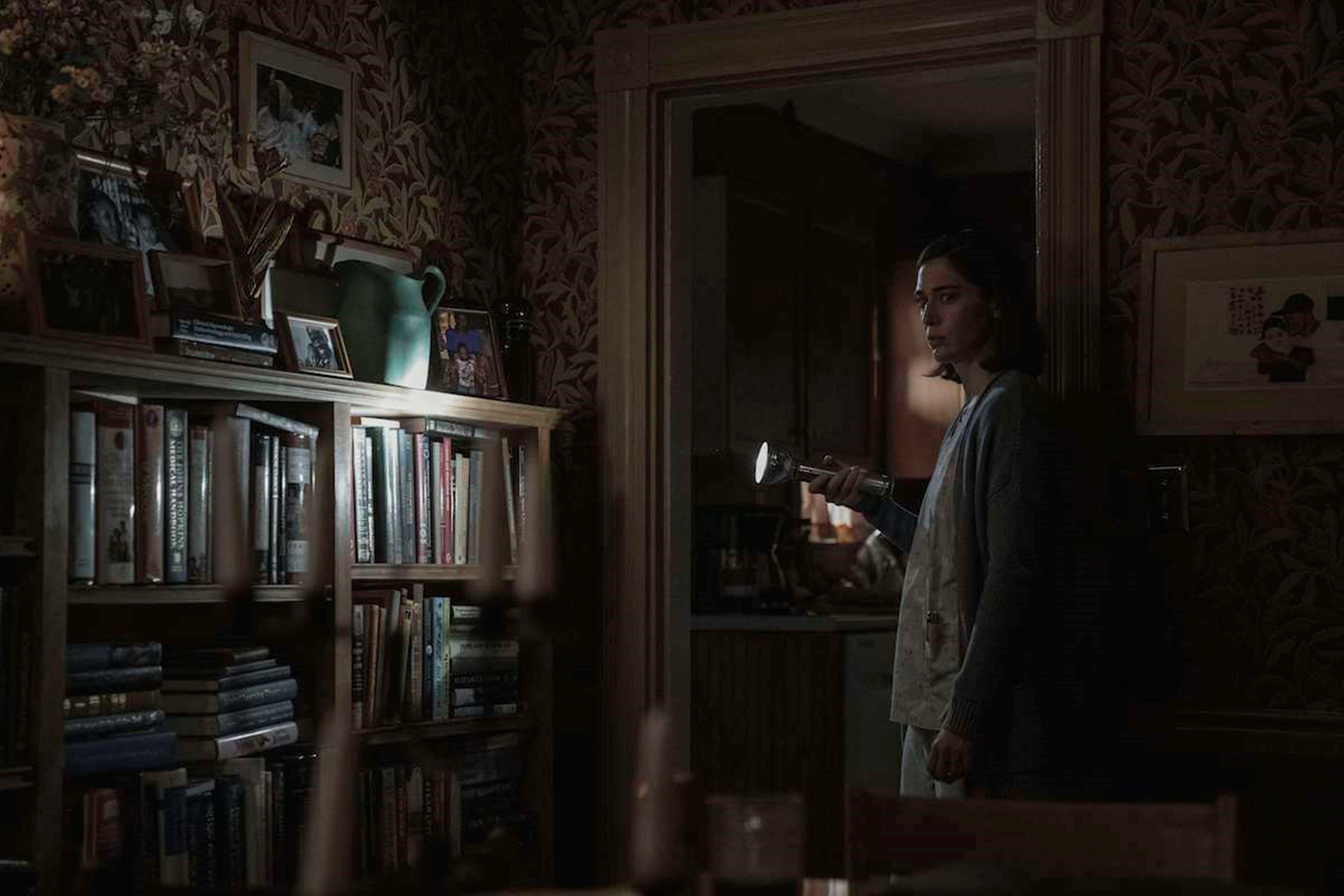 《城堡岩》第二季以《戰慄遊戲》情節與角色貫穿全劇，而當年凱西貝茲的經典護士角色，在該劇則由麗茲凱普蘭扮演。（CatchPlay提供）