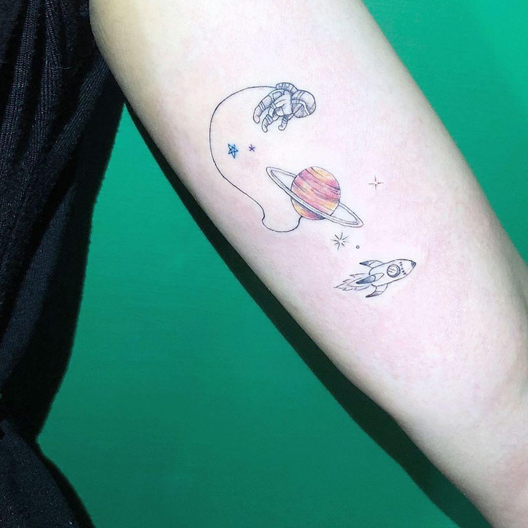 馬俊麟的梁敏婷老婆貼出手臂內側的新刺青,圖案為星球、火箭、太空人。(翻攝梁敏婷IG)