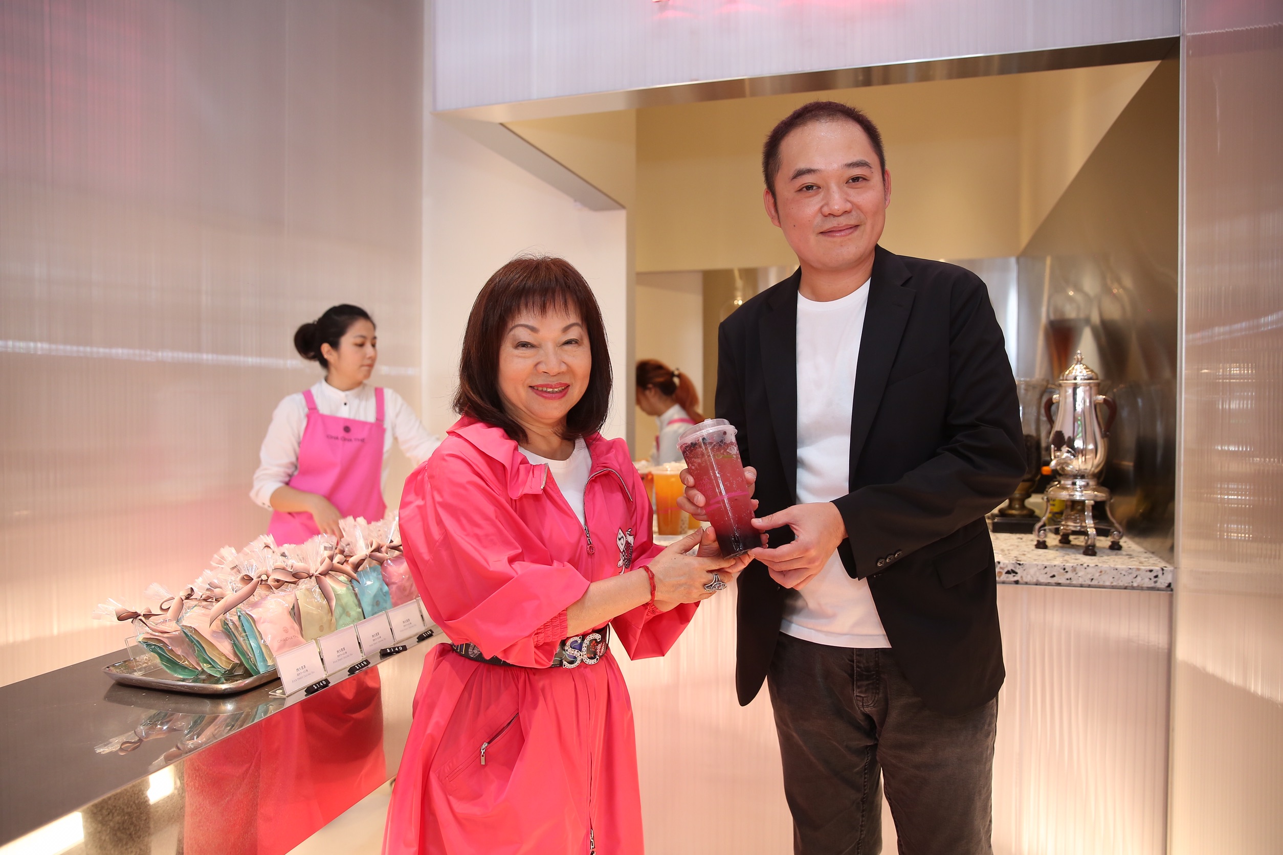 在母親王陳彩霞的支持下，王子豪努力經營手搖茶事業。