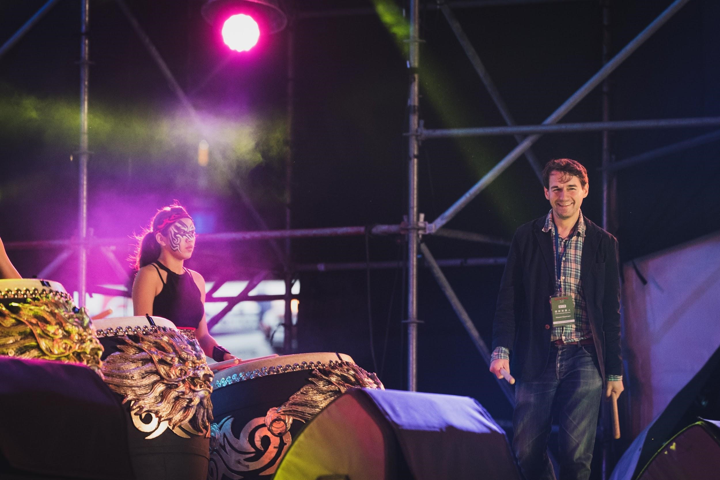 史蒂潘(右)常造訪亞洲各地的音樂節,包括出席台灣世界音樂節相關活動。(風潮唱片提供)