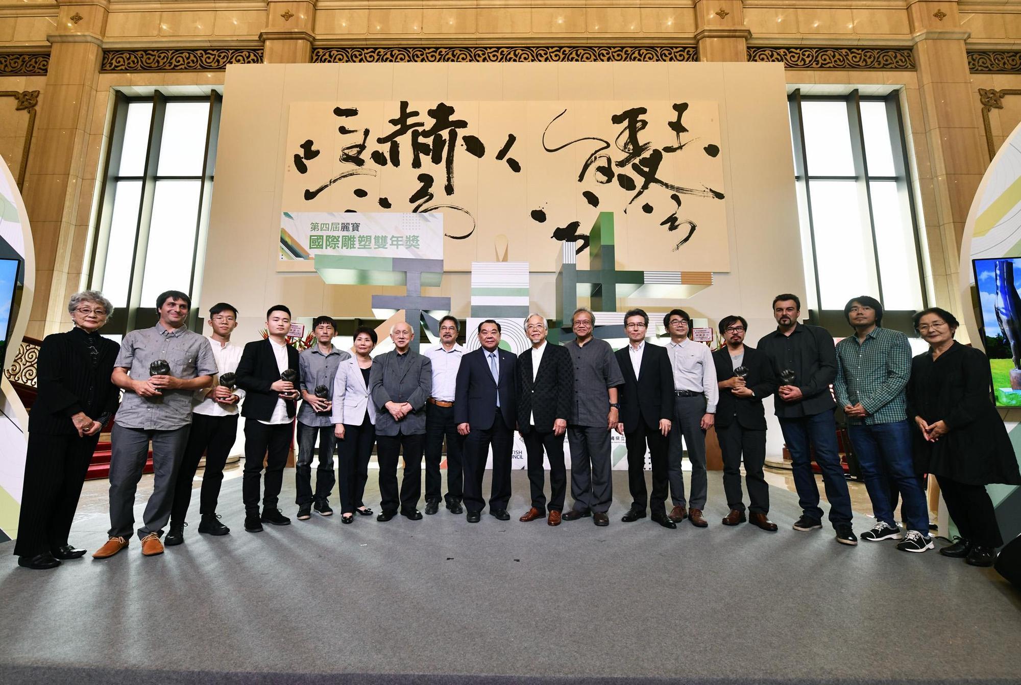 麗寶集團董事長吳寶田與評審團及所有得獎人合影。(麗寶文化藝術基金會提供)