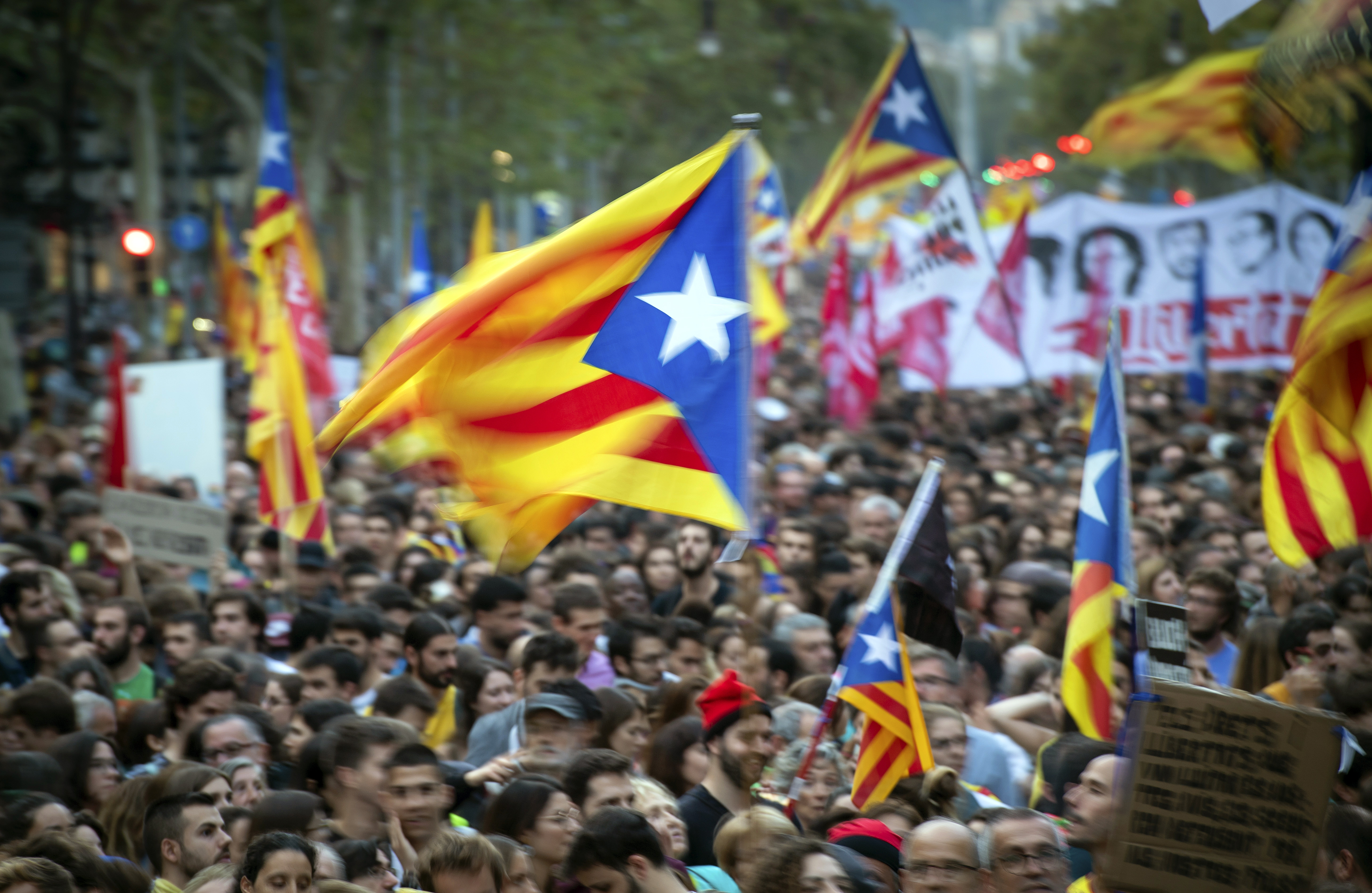 2019年10月20日，加泰隆尼亞獨派領袖造西班牙法院判處重刑，引發民眾聚集巴塞隆納街頭抗爭。（東方IC）