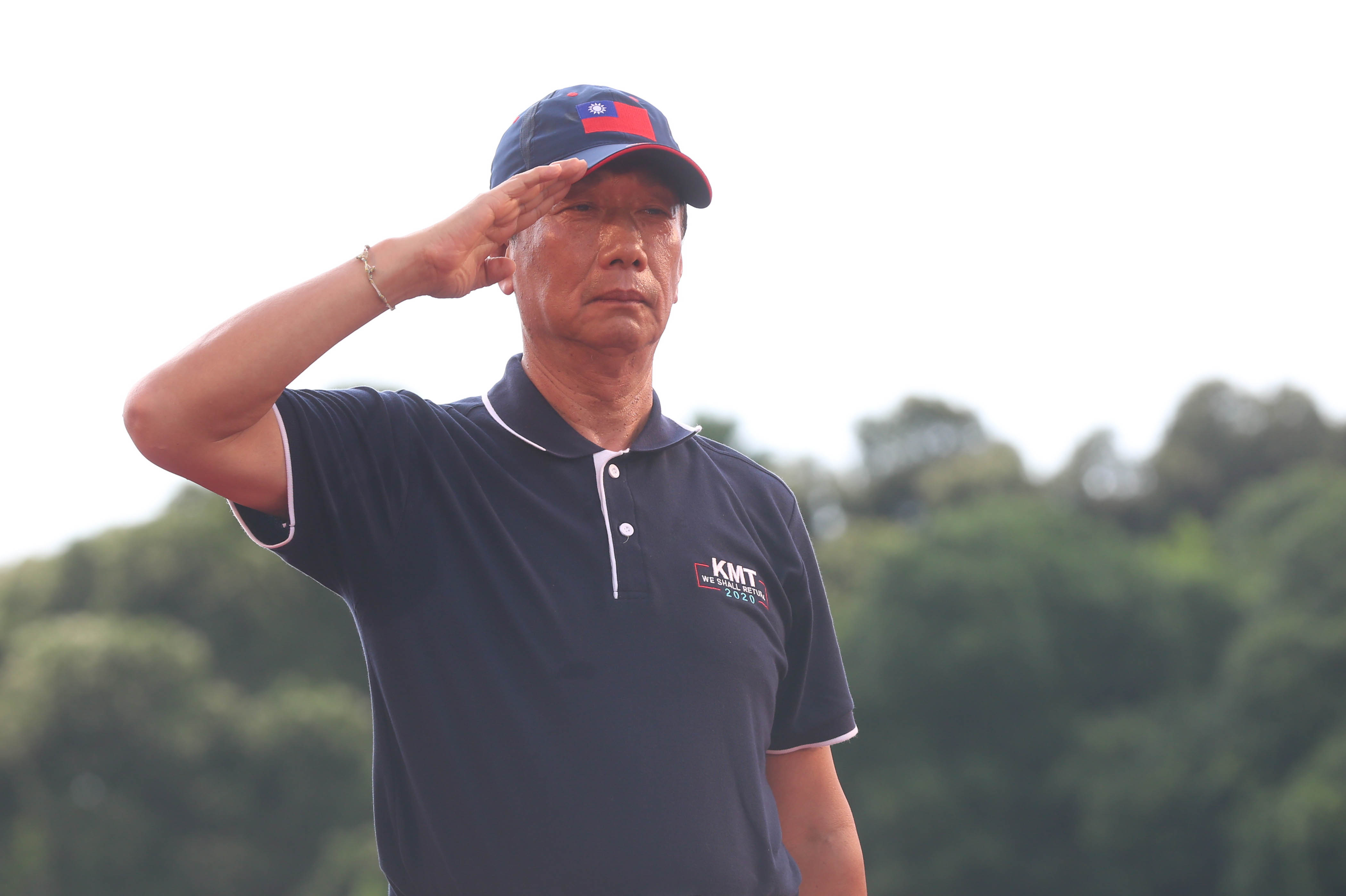 郭台銘放自爆棄綠卡和美國護照，只有一本中華民國護照。（資料照）