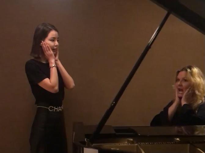 Windy Wagner（右）幫李毓芬（左）上發聲課。（宇樂樂提供）