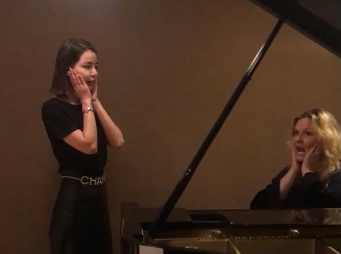 Windy Wagner（右）幫李毓芬（左）上發聲課。（宇樂樂提供）