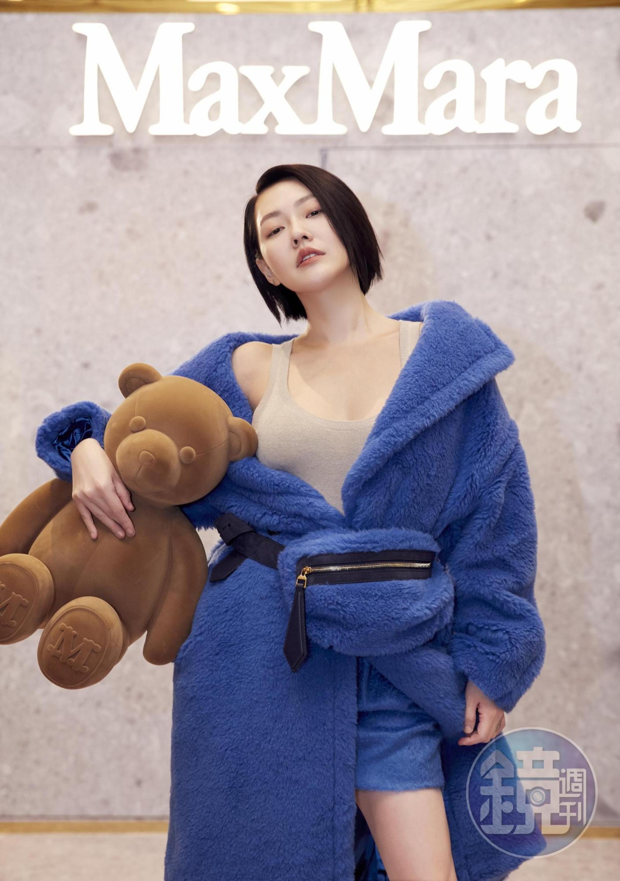 小S出席活動展現身材，特別讓服裝凸顯胸型並露出美腿。
