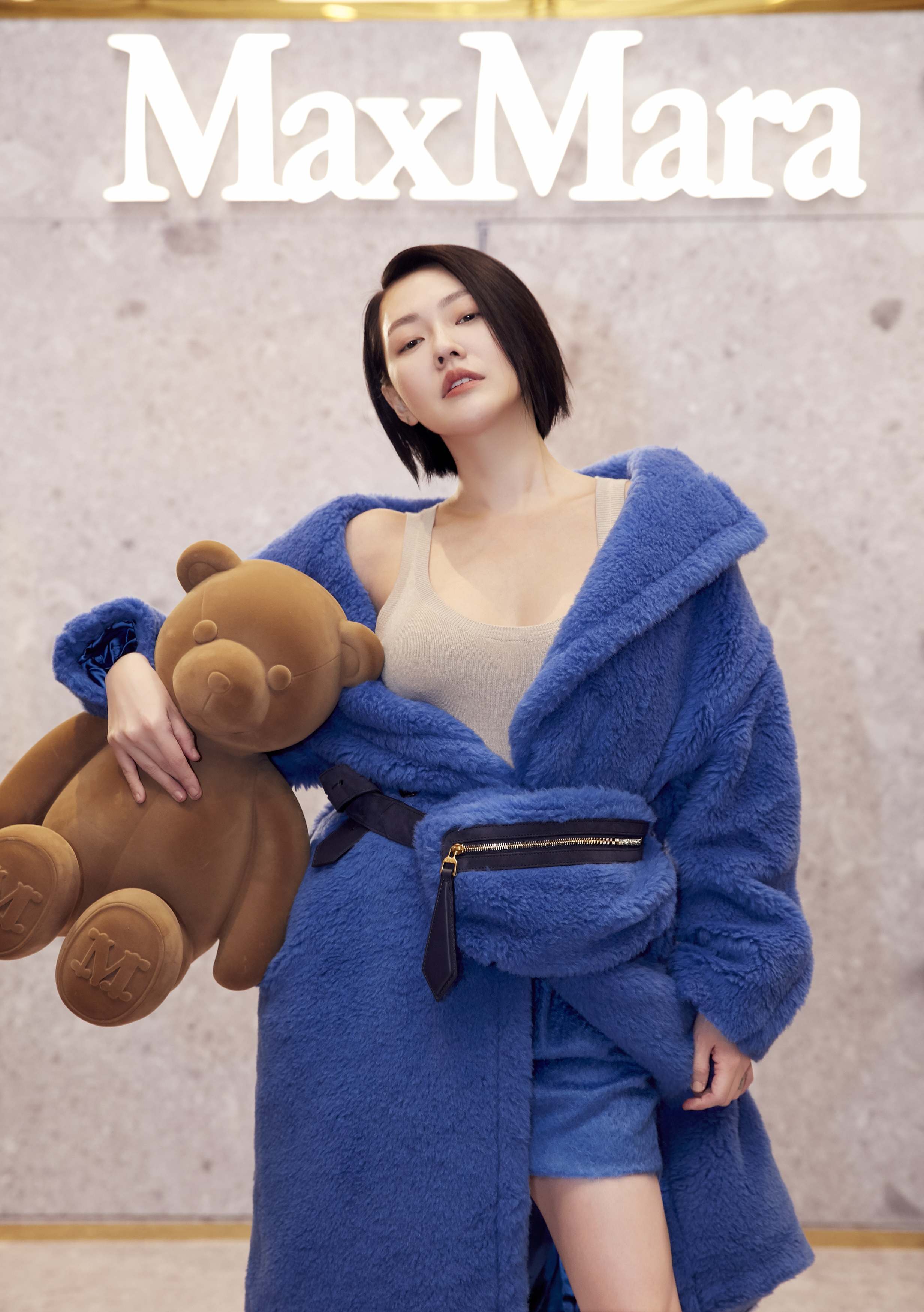 小S出席活動展現身材，特別讓服裝凸顯胸型並露出美腿。