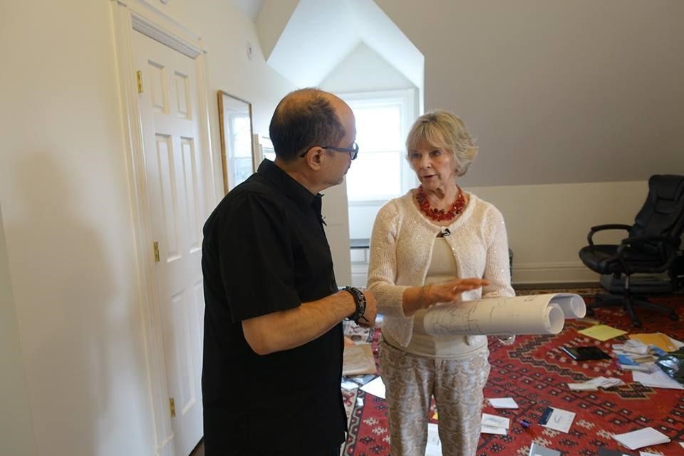 Jeff Bova（左）與風水師（右）進行家訪，先研究室內擺設及其對能量流動的影響，再訂製音樂。（翻攝自Jeff Bova/Bovaland）