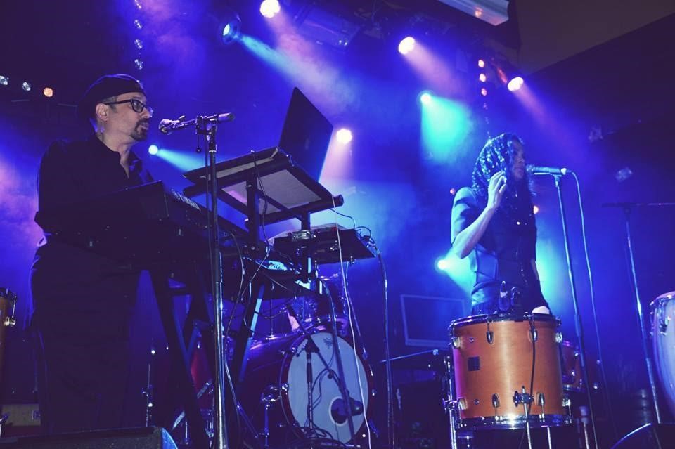 Jeff Bova(左)才華洋溢,會彈奏多種樂器,卻一度不願碰鋼琴。(翻攝自Jeff Bova臉書)