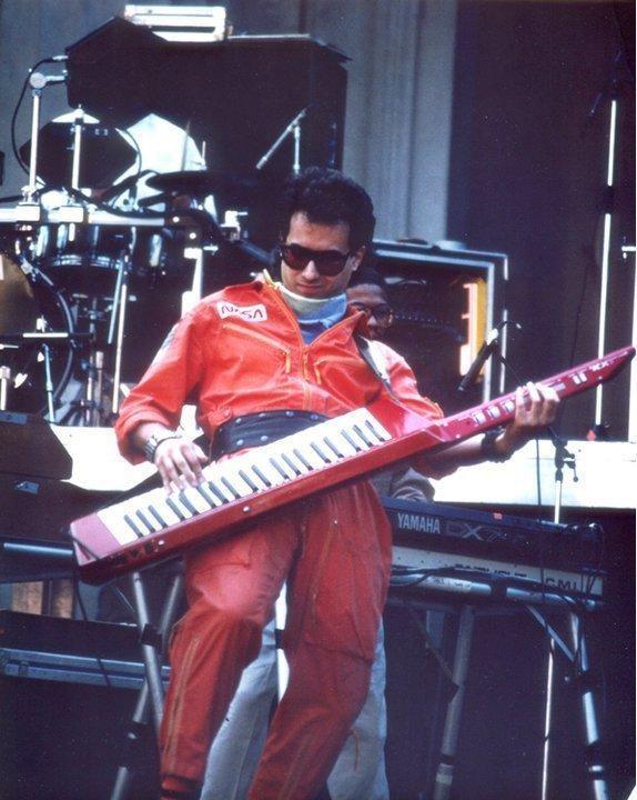 Jeff Bova年輕時在舞台上彈奏keytar(合成鍵盤),也是業界知名合成器演奏家。(翻攝自Jeff Bova臉書)