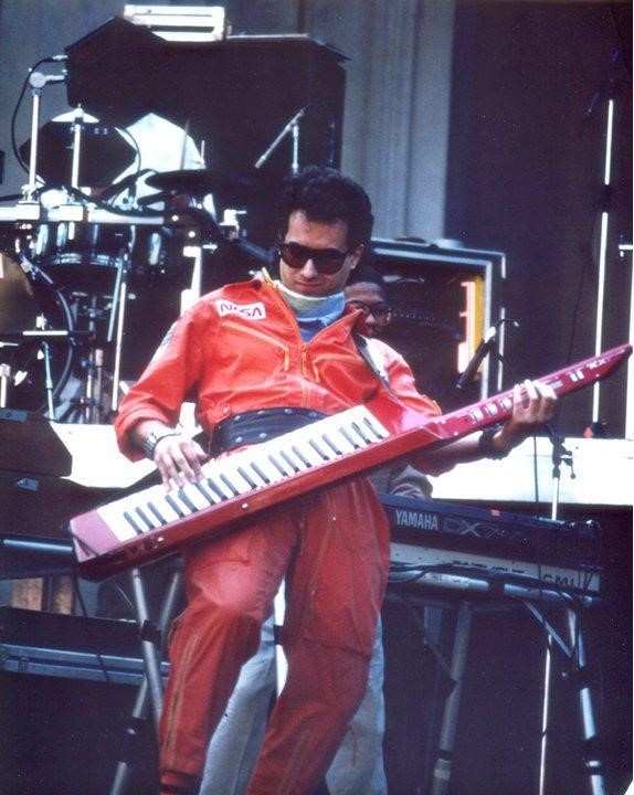 Jeff Bova年輕時在舞台上彈奏keytar（合成鍵盤），也是業界知名合成器演奏家。（翻攝自Jeff Bova臉書）