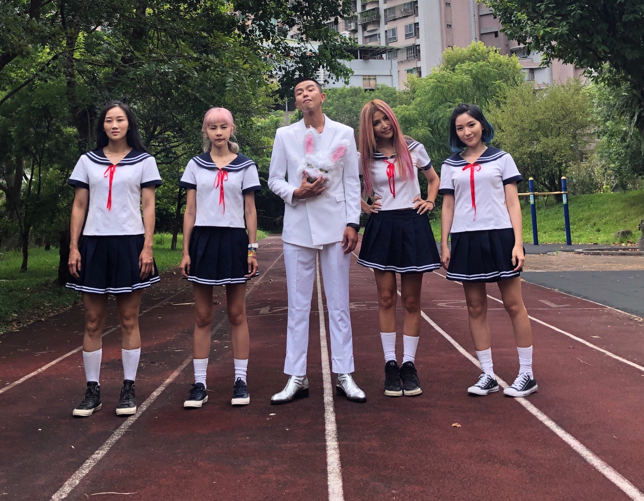 妮可醬新歌〈有鬼〉，請來師兄小鬼黃鴻升合唱及拍ＭＶ。（滾石電音提供）