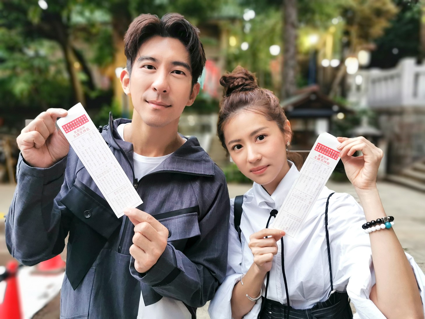 修杰楷（左）、林予晞前往日本參加東京影視展，特別前往花園稻荷神社祈福。（TVBS提供）