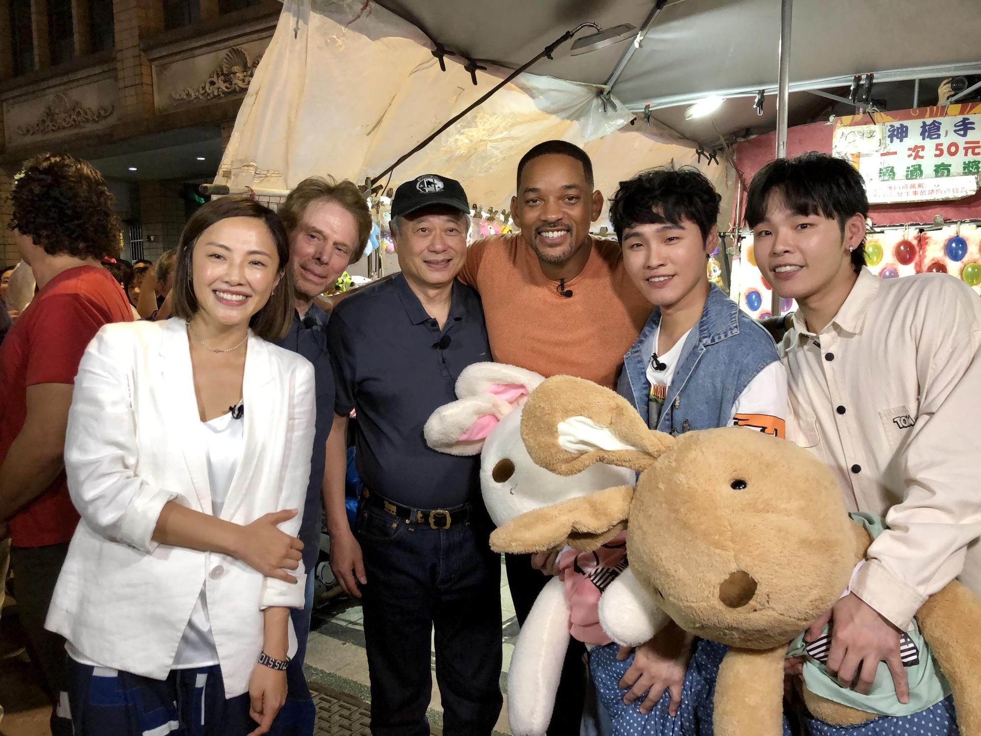 小8（左起）、製片傑瑞布洛克海默、李安、威爾史密斯、網紅展榮展瑞雙胞胎兄弟檔，一起完成威爾的迺夜市初體驗。（UIP提供）