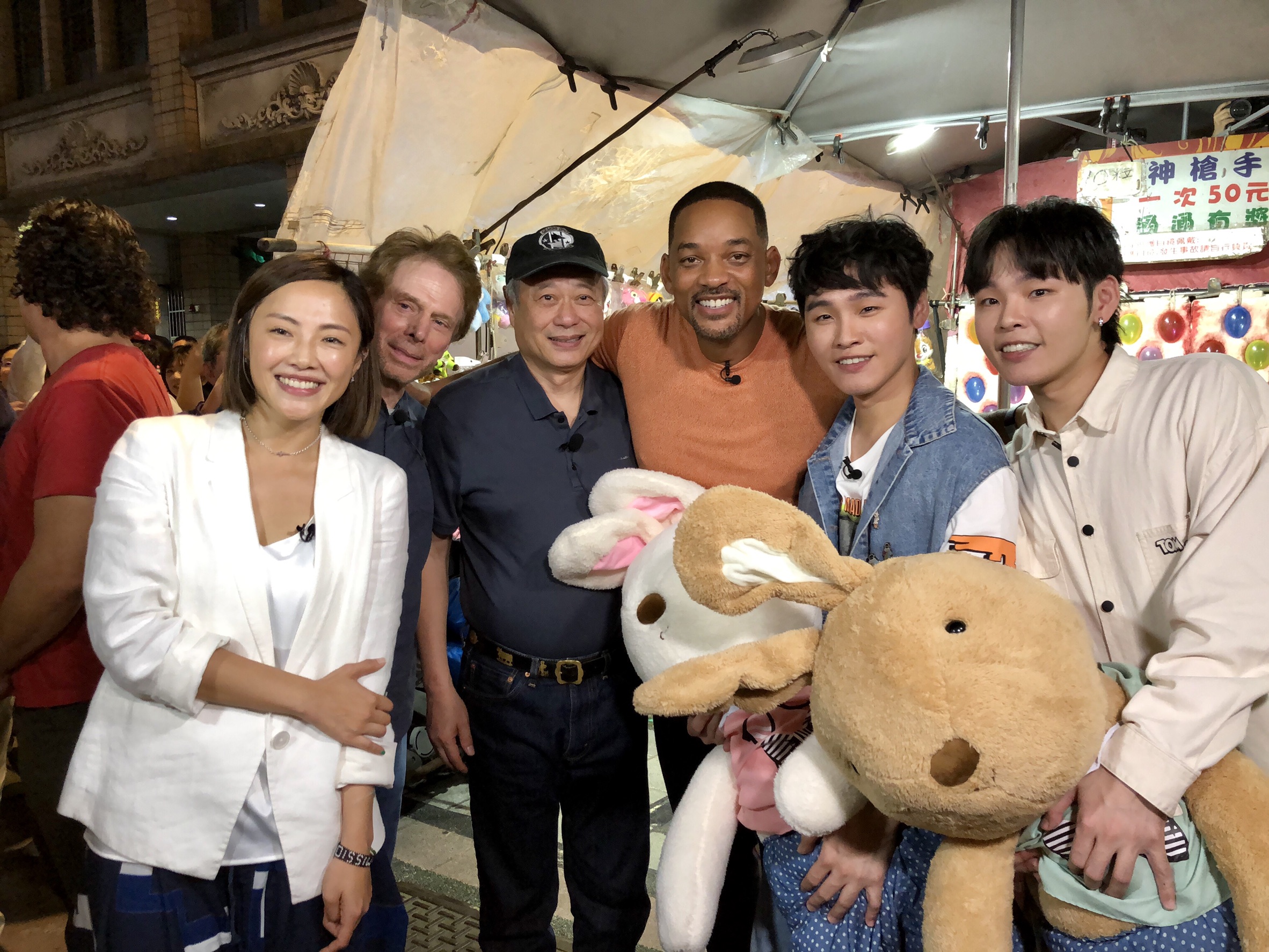 小8（左起）、製片傑瑞布洛克海默、李安、威爾史密斯、網紅展榮展瑞雙胞胎兄弟檔，一起完成威爾的迺夜市初體驗。（UIP提供）