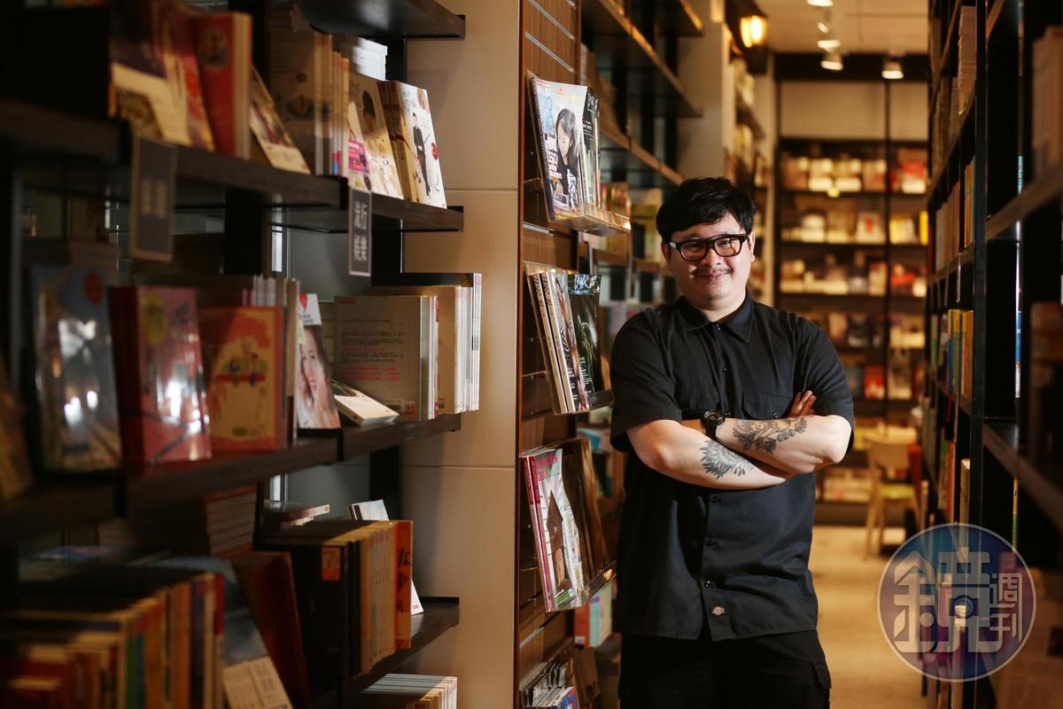 溫煦的黃色書刊就算雙臂上有刺青，也沒有任何殺氣，形成強烈的反差。