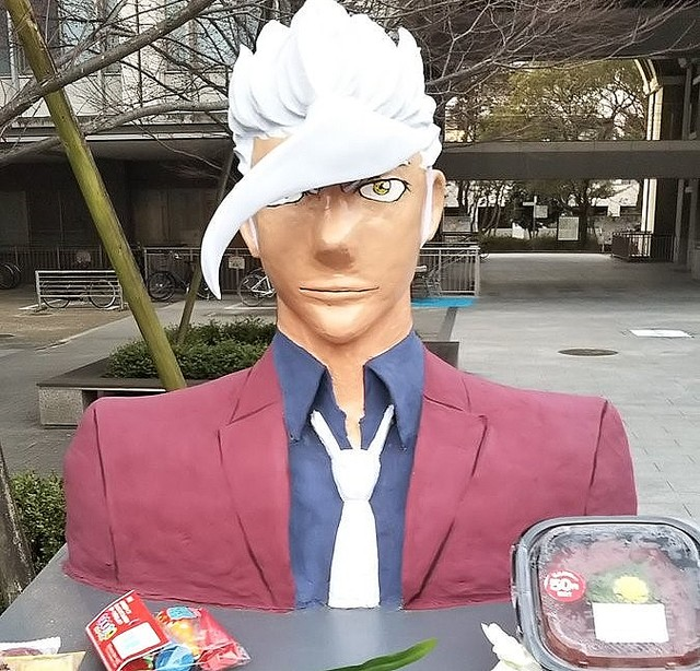 今年度製作「機動戰士鋼彈鐵血孤兒」的「奧爾加」版折田先生塑像的學生，很可能會被校方處罰。（翻攝自推特）