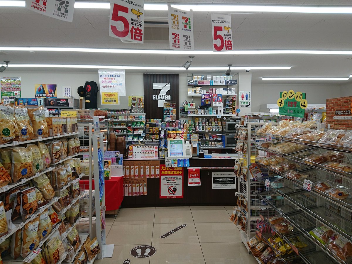 日本超商業問題重重。圖為大阪府高石市一間7-11分店店內景象。（翻攝自推特）