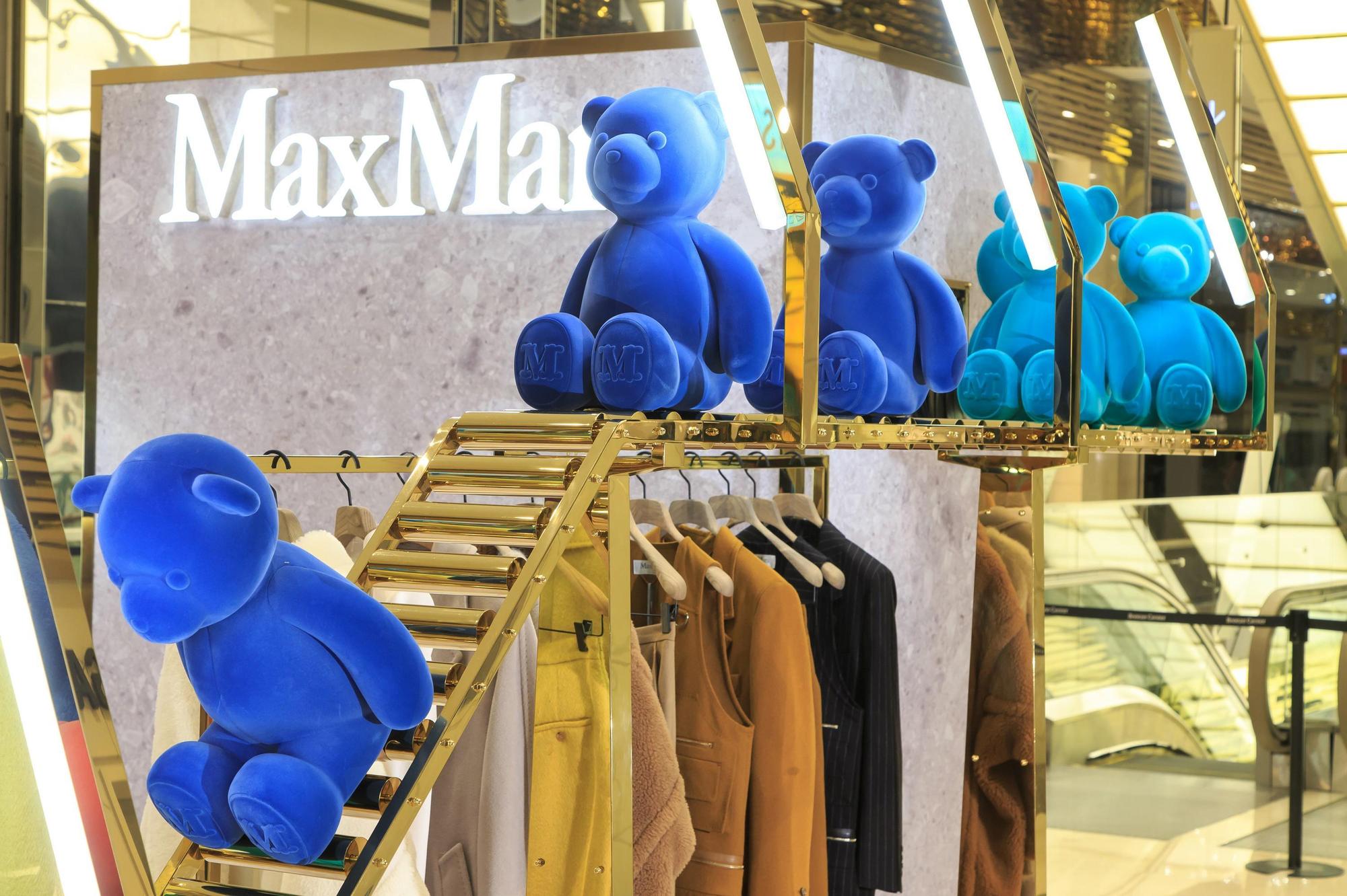Max Mara微風信義Bearing Gifts Pop Up Store以泰迪熊工廠的概念,將輸送帶上的小熊一個個送入店內。(華敦提供)