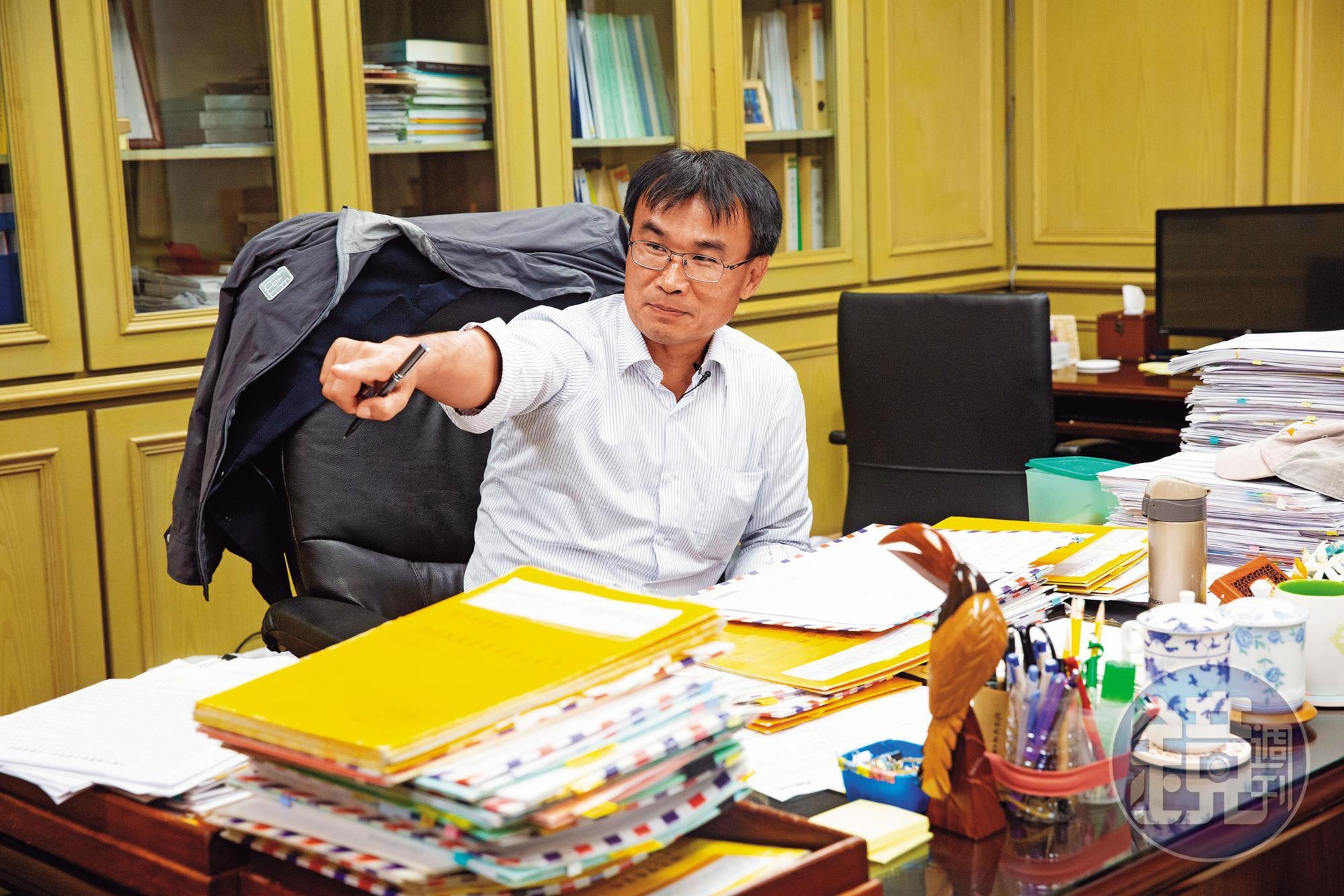 陳吉仲談政策，習慣手上拿一支筆邊寫邊講，他曾擔任中興大學主任祕書，對行政事務極為嫻熟。