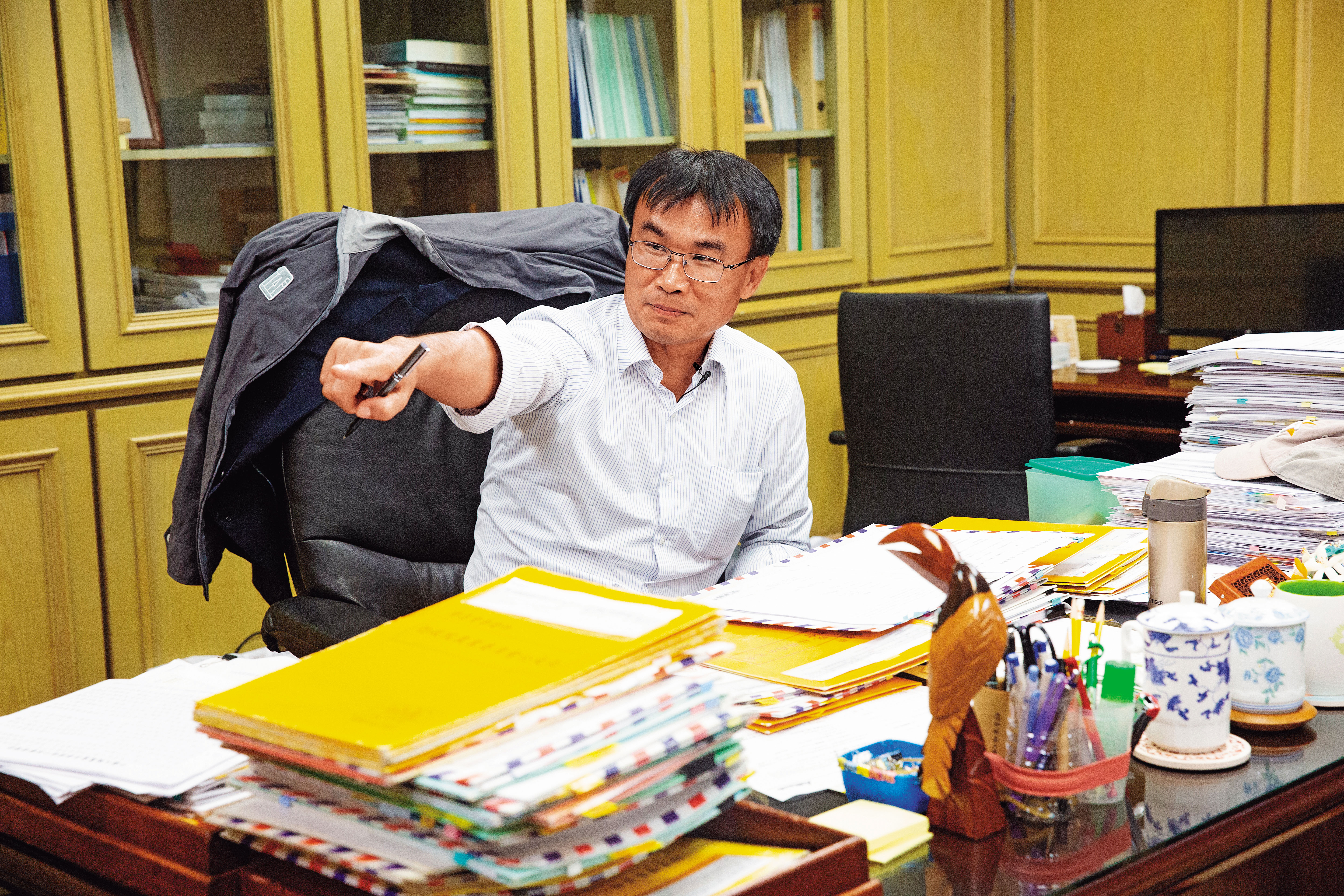 陳吉仲談政策，習慣手上拿一支筆邊寫邊講，他曾擔任中興大學主任祕書，對行政事務極為嫻熟。