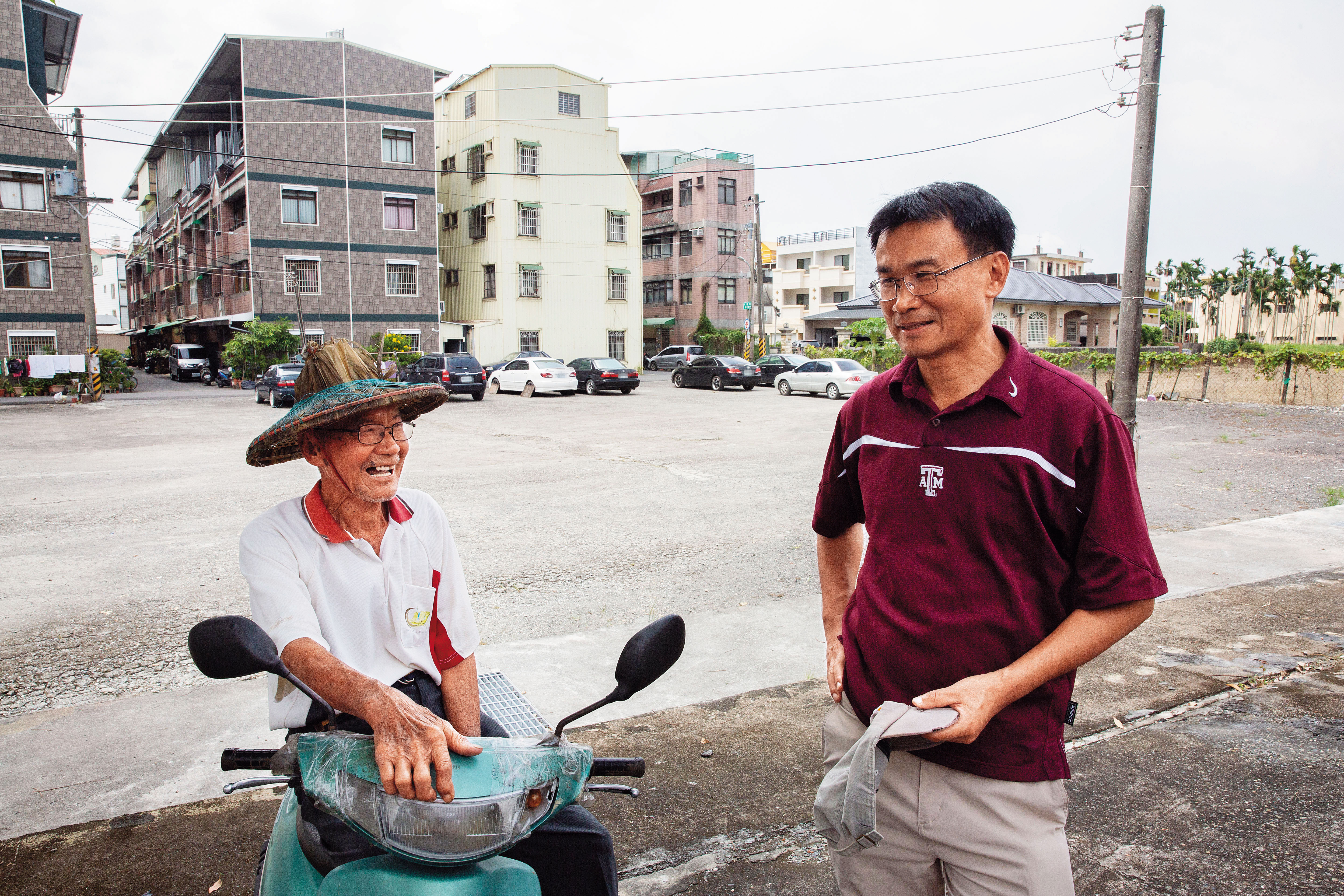 這天陳吉仲（右）和父親陳正雄（左），談起當年養母豬生小豬，因小豬價格太好，被人偷走十幾隻的趣事。