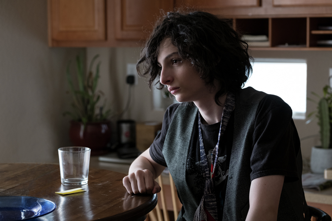 美劇《怪奇物語》走紅的芬恩沃夫哈德，在《金翅確》改變戲路，以亂髮搭配寬大的服裝，詮釋內心深處的悲傷與早熟。（華納兄弟提供）