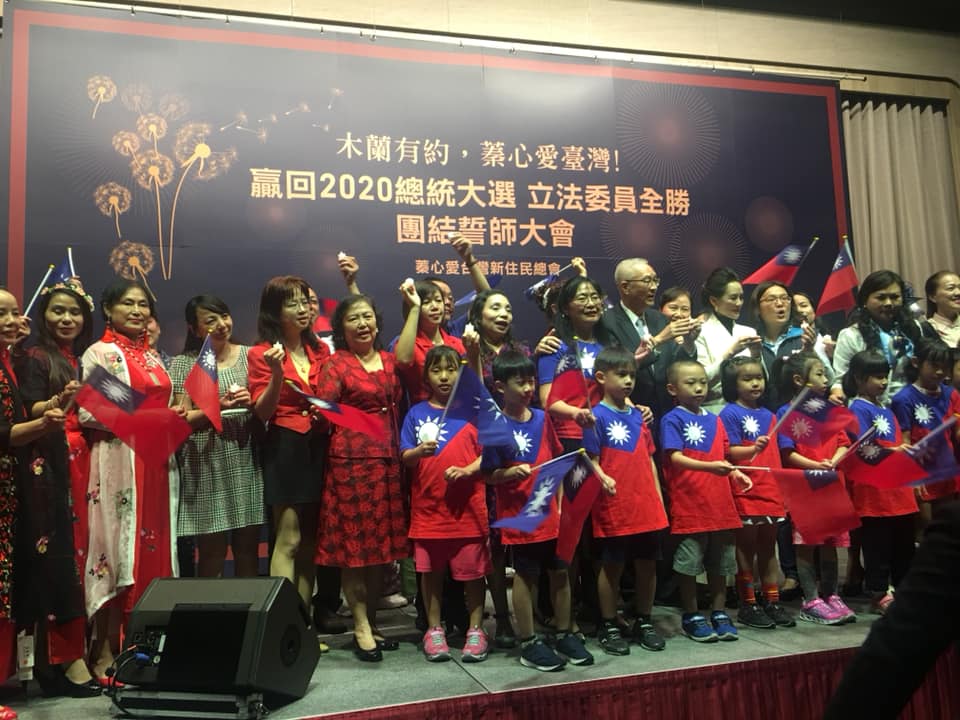 吳敦義上台時，勤彭蓁就站在他身旁，相當搶眼。（翻攝臉書）