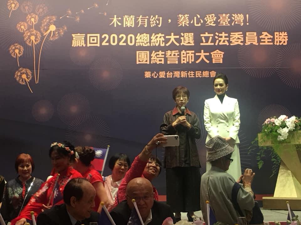 從洪秀柱到達誓師會場開始，勤彭蓁就一直陪伴在旁。（翻攝畫面）