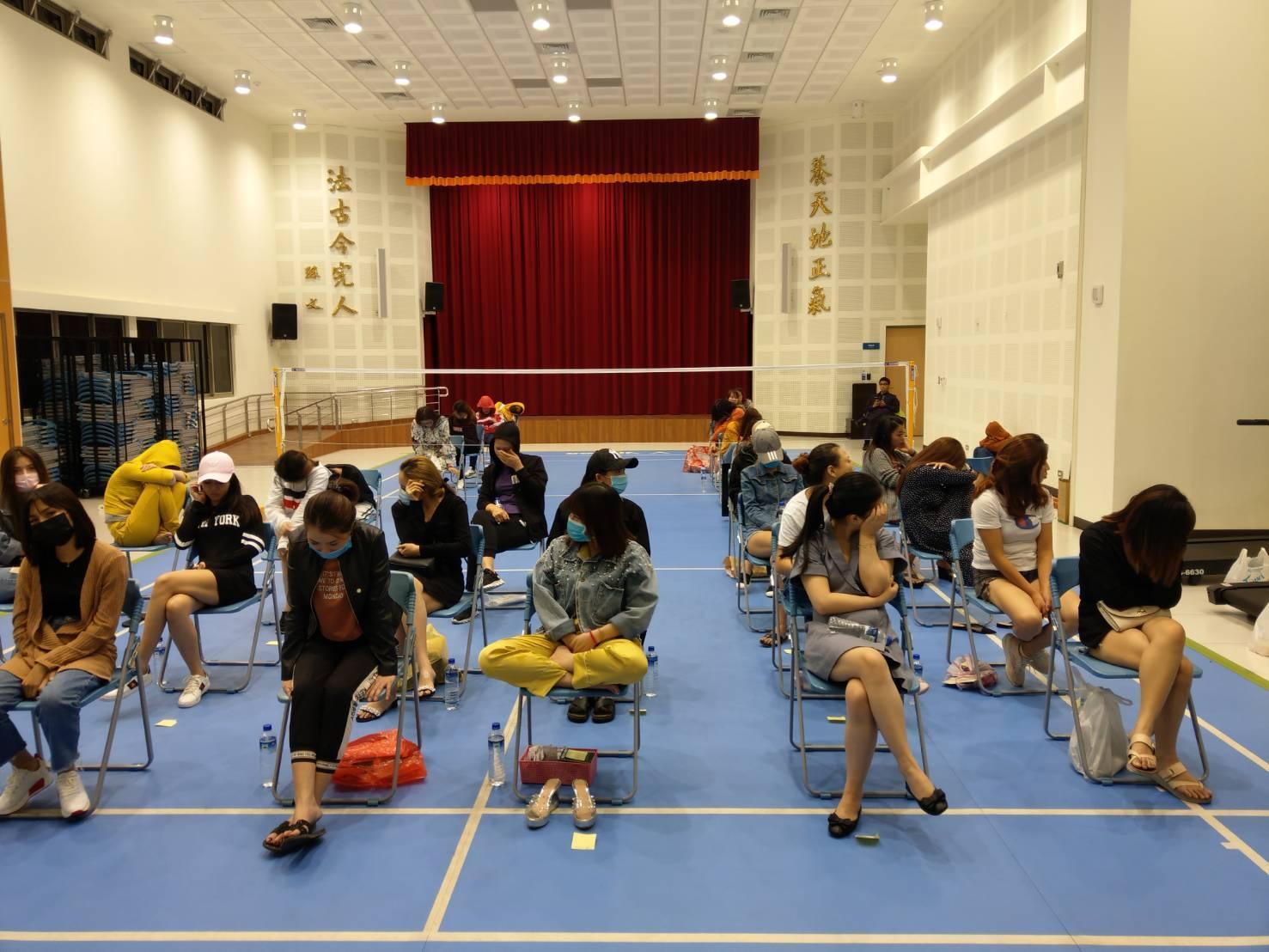 警方清剿鑽石大樓,當場逮捕4國賣淫女子共42人。(翻攝畫面)