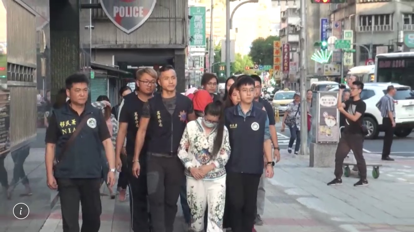 遭逮的賣淫女被警方及移民署上銬帶回偵辦。（翻攝畫面）