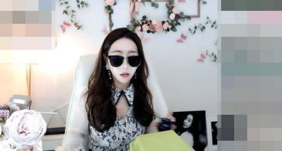 河娜京在個人直播戴墨鏡稱眼睛不舒服。（網路圖片）