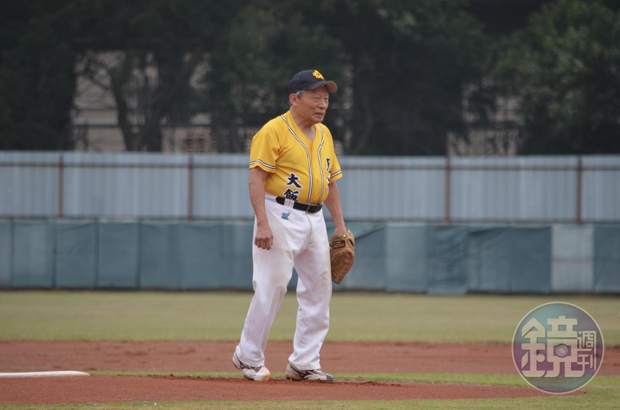 職棒教父洪騰勝已8旬高齡，仍在球場上一夫當關，完投7局。