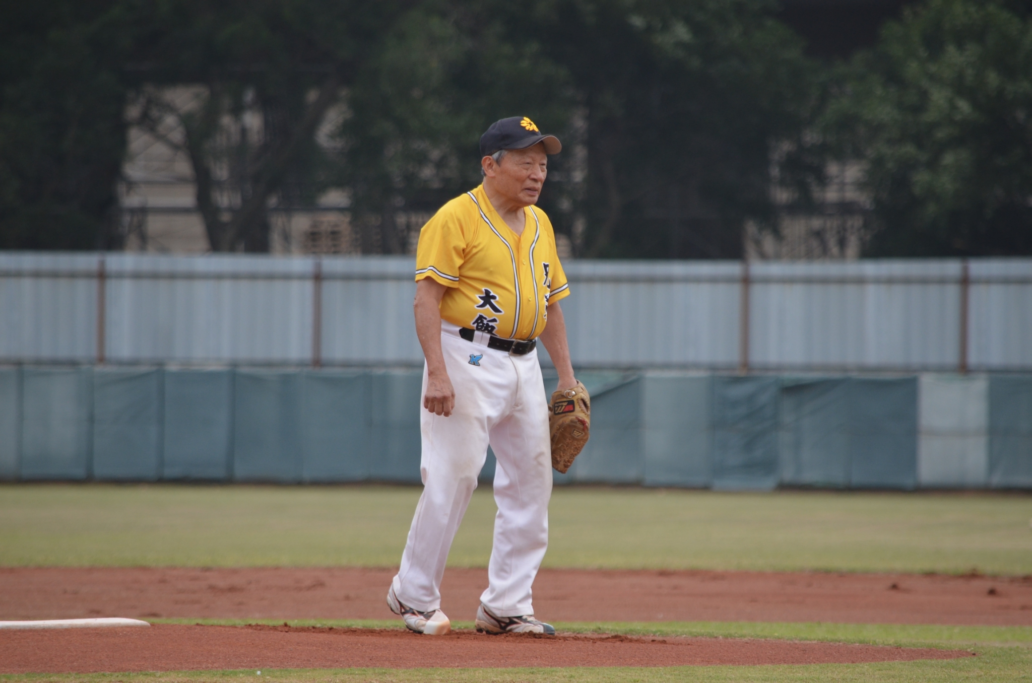 職棒教父洪騰勝已8旬高齡，仍在球場上一夫當關，完投7局。