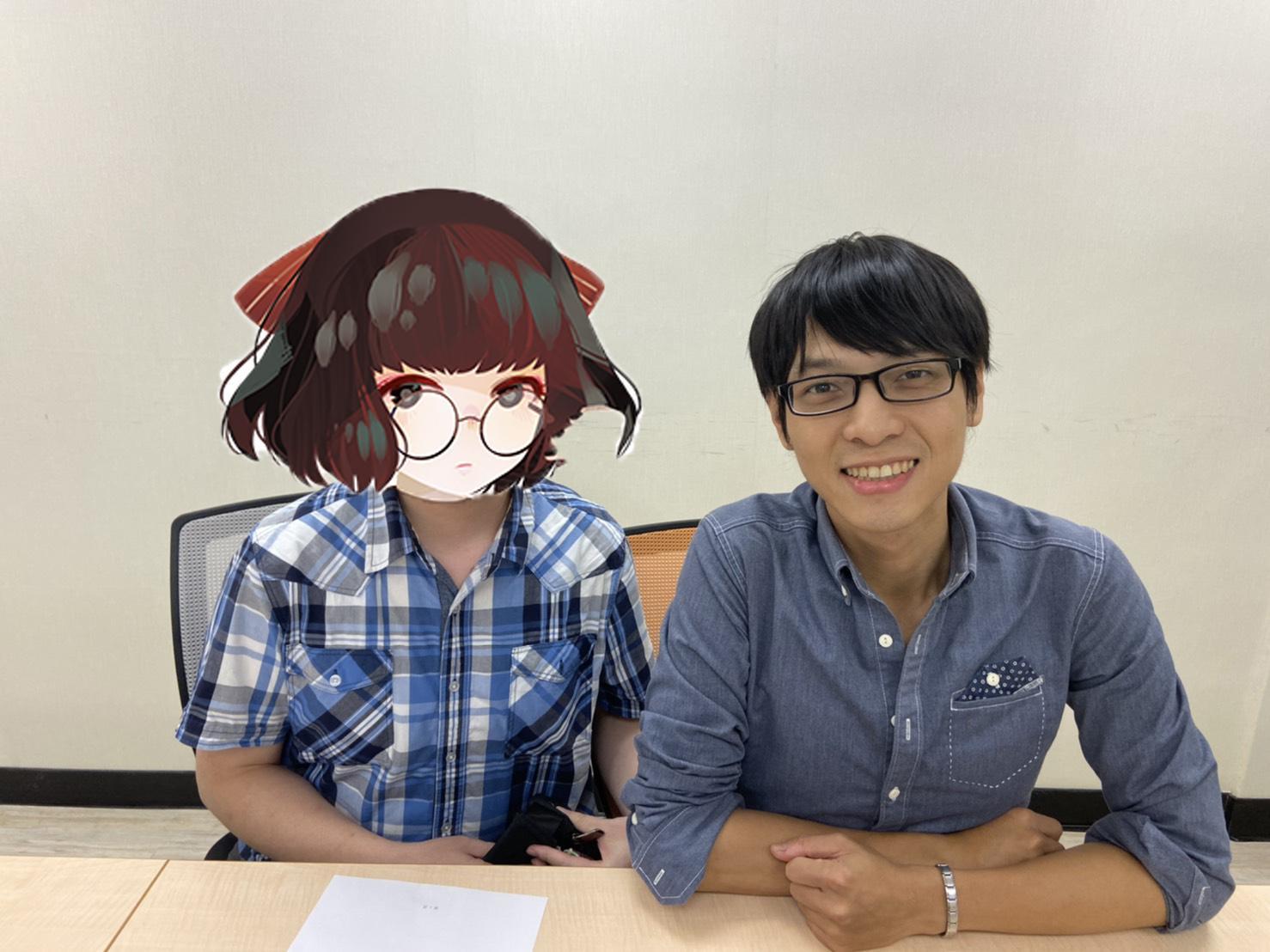 主持人海苔熊與鏡文學作家亞蘇合影 。（鏡文學提供）