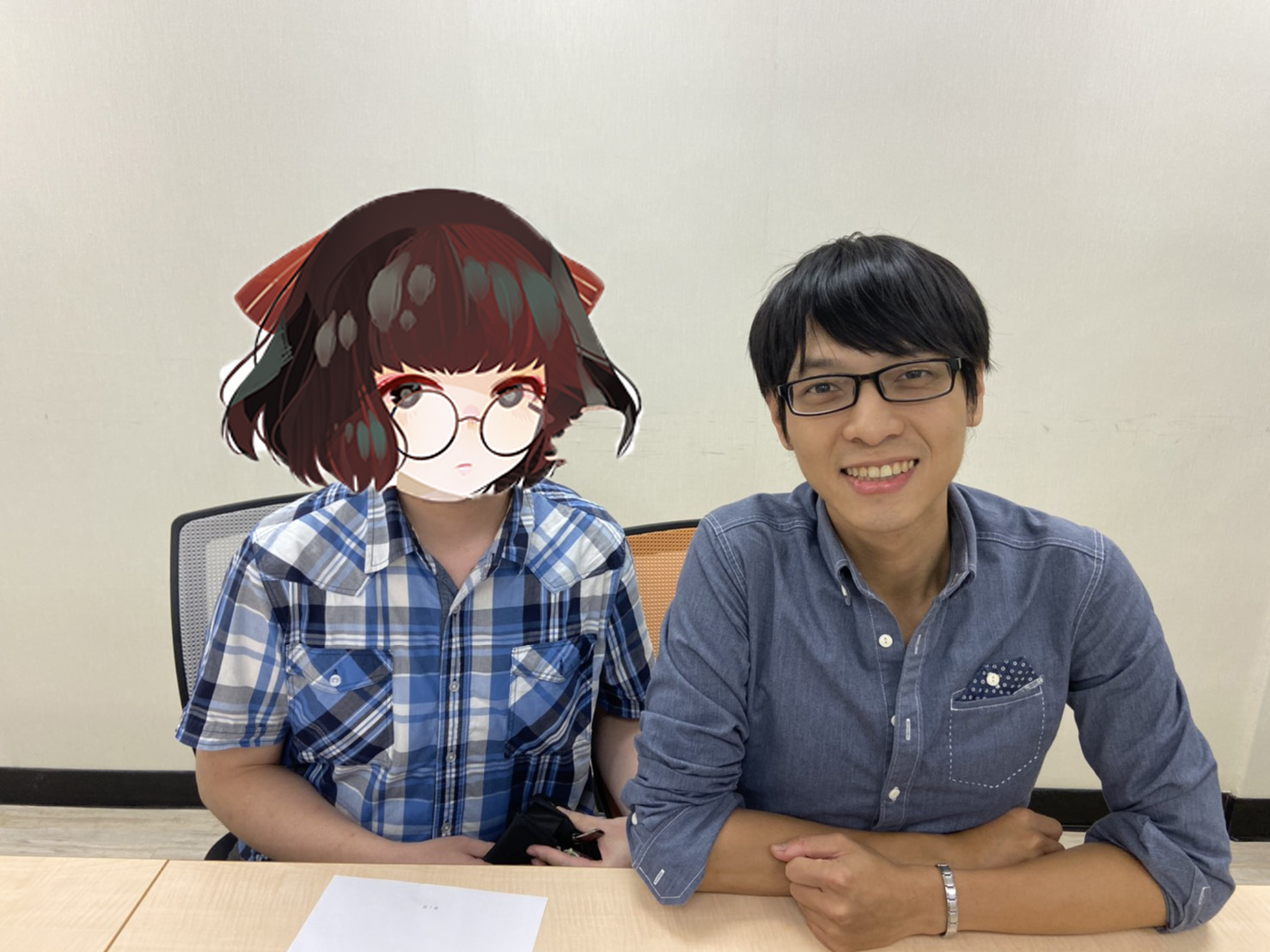 主持人海苔熊與鏡文學作家亞蘇合影 。（鏡文學提供）