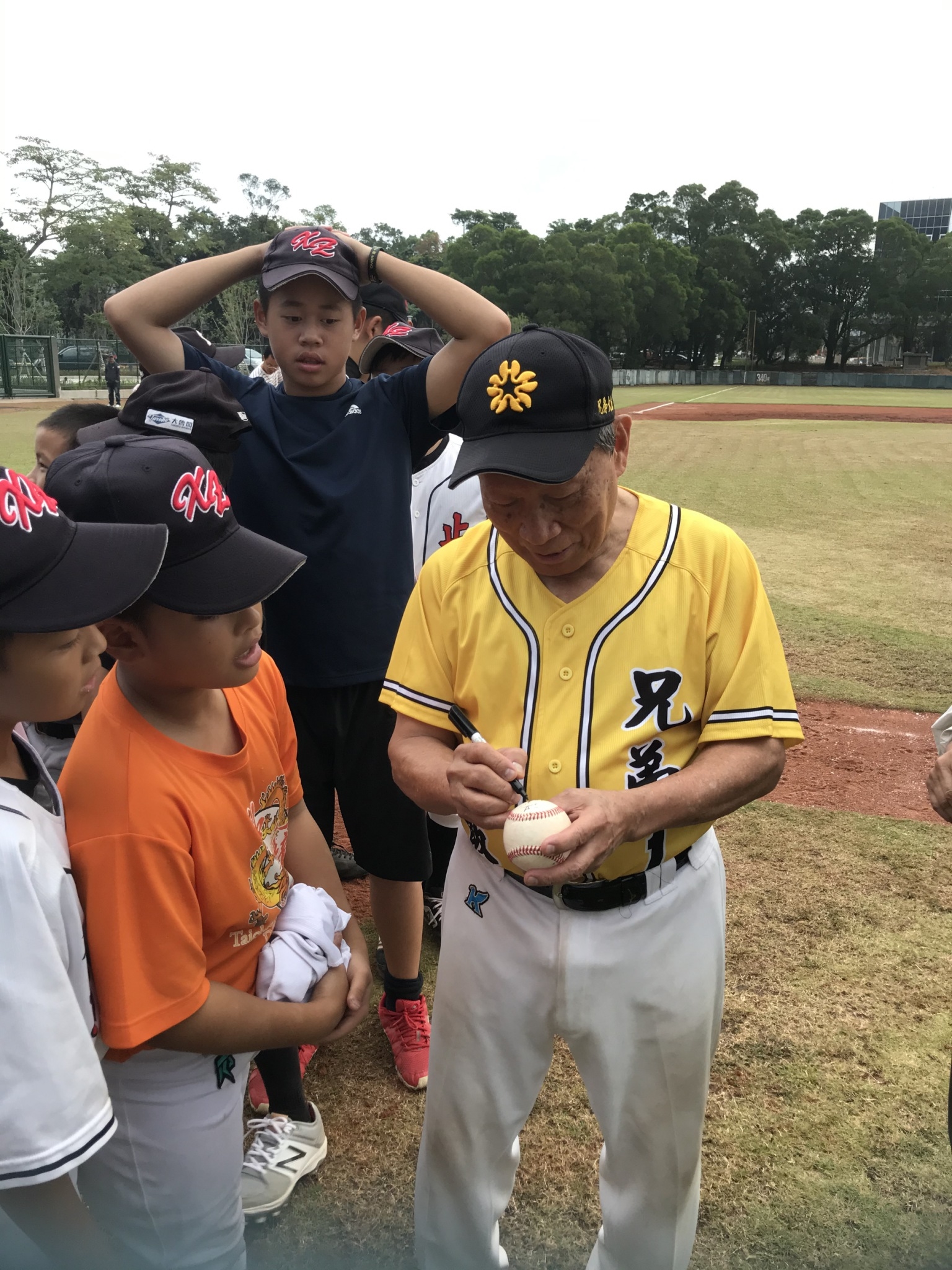 賽後，職棒教父洪騰勝為小球員們簽名，鼓勵大家繼續愛棒球、打棒球。