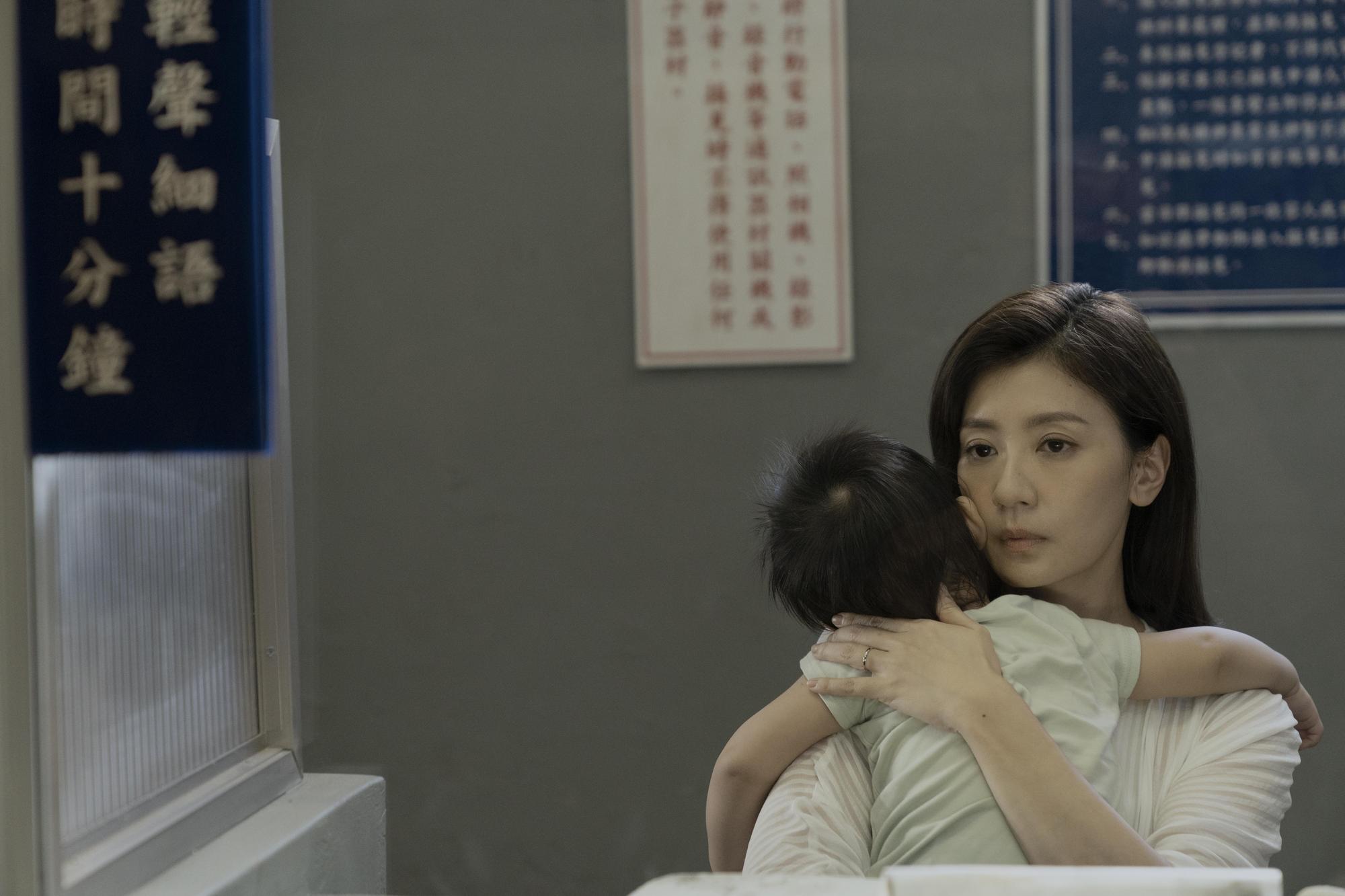 賈靜雯戲裡變成單親媽媽，苦等張孝全出獄。（Netflix提供）