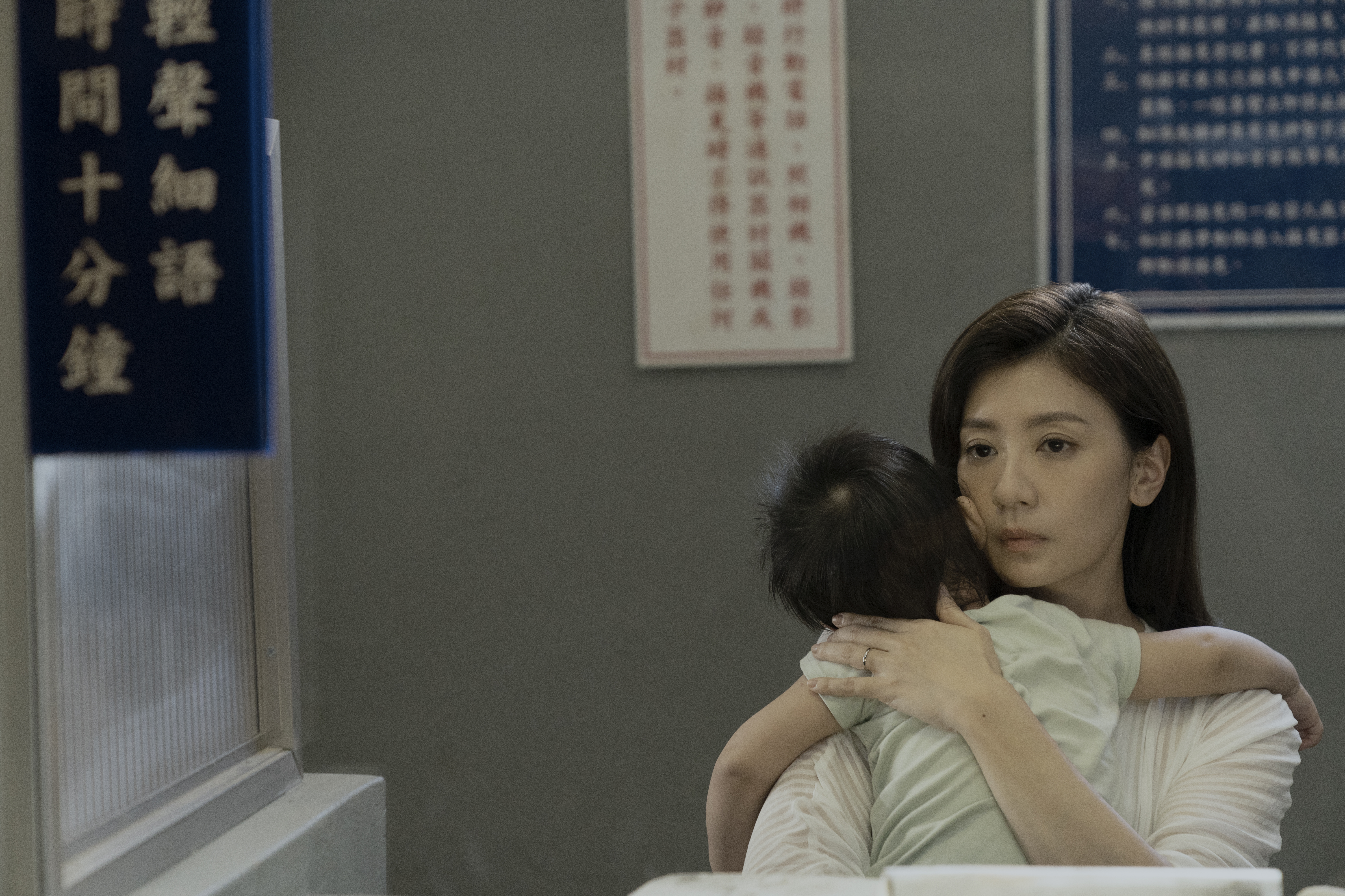 賈靜雯戲裡變成單親媽媽，苦等張孝全出獄。（Netflix提供）