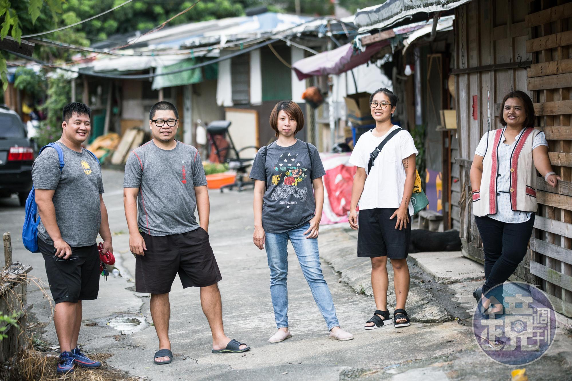 陳哲宇（左起）、楊佳賢、花花、右上，和何淑琳，各司其職，工作時有默契，也充滿歡笑。