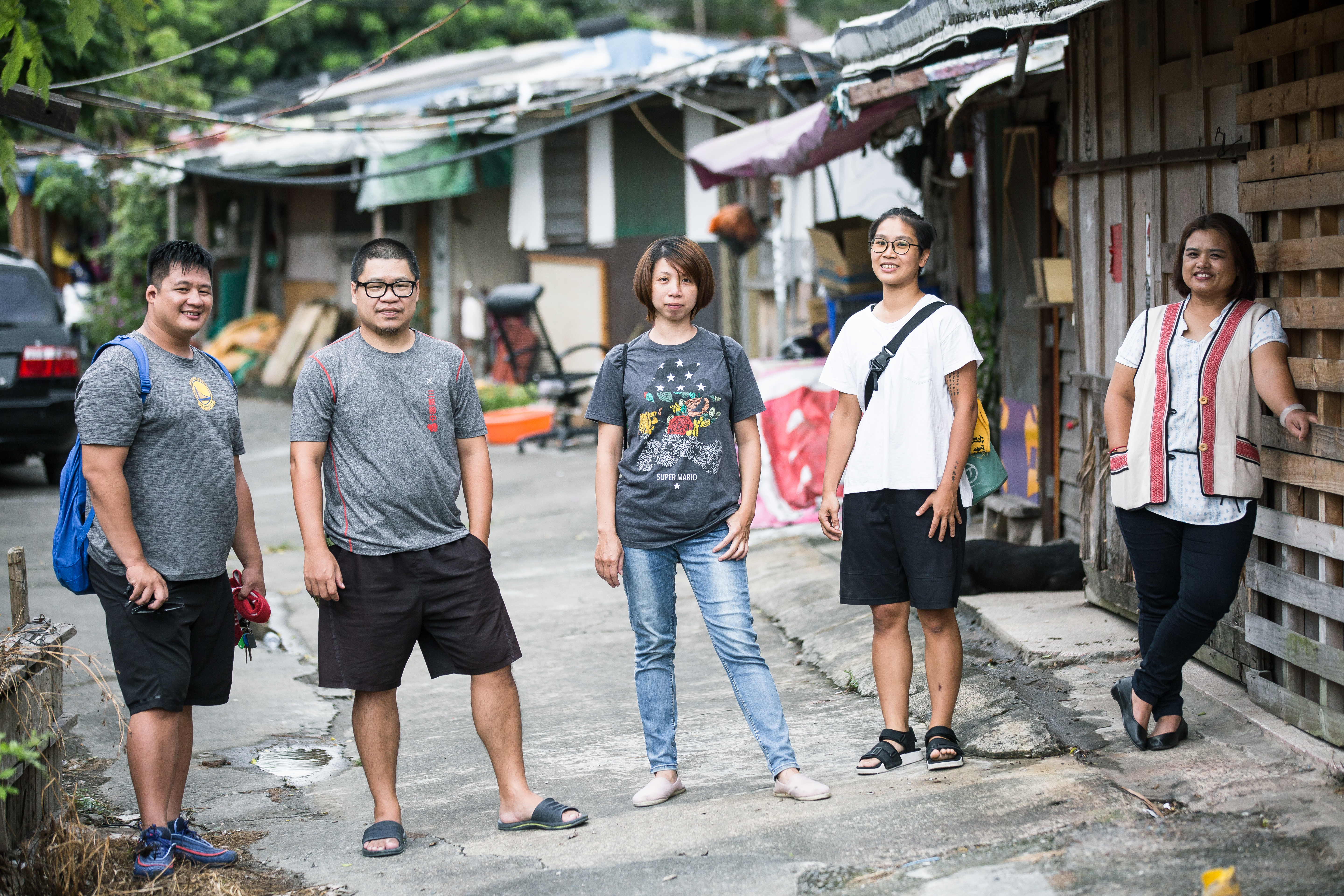 陳哲宇（左起）、楊佳賢、花花、右上，和何淑琳，各司其職，工作時有默契，也充滿歡笑。