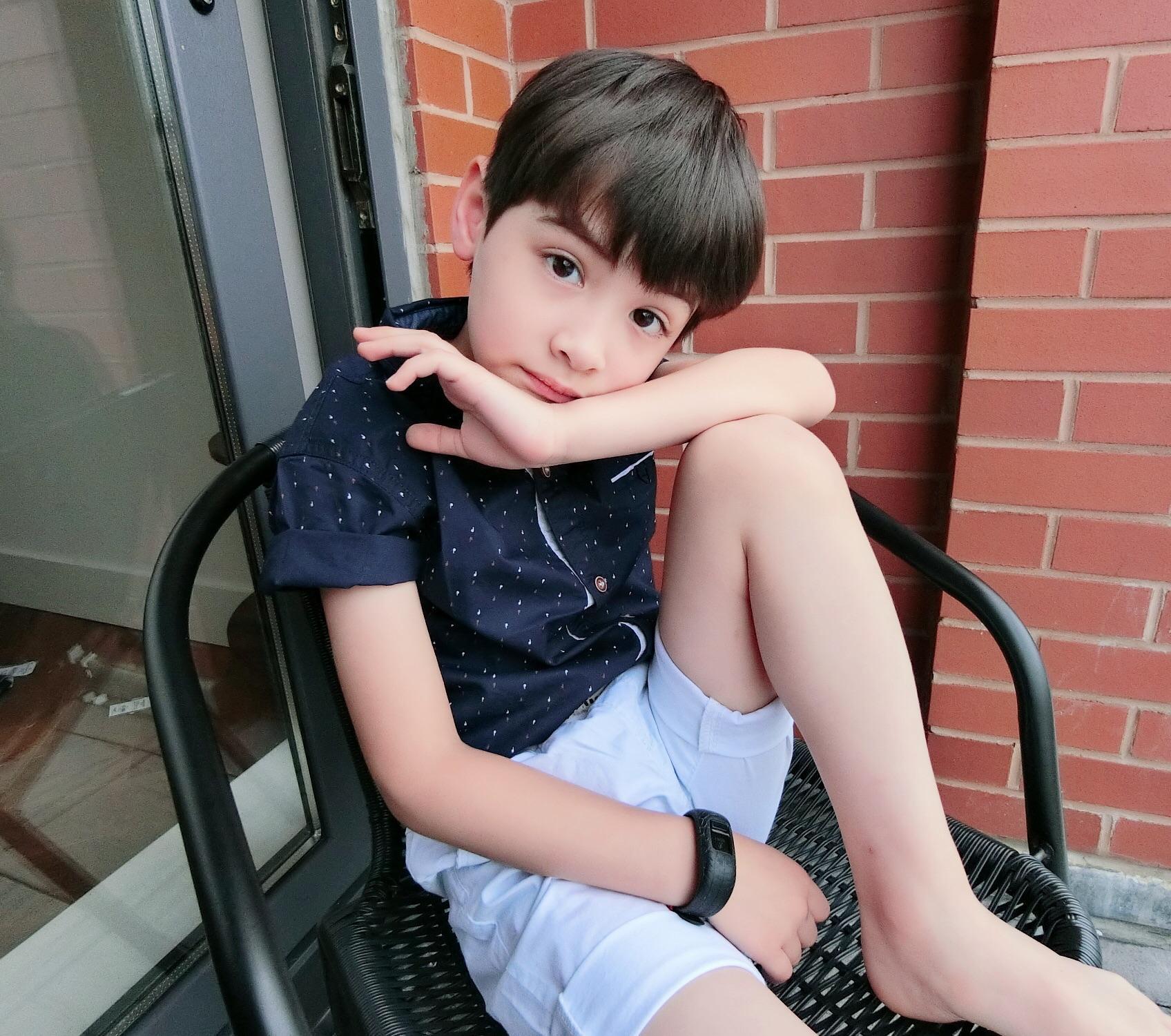 伊萊上小學後因為學校課業關係,已減少了伊萊部分的工作演出。