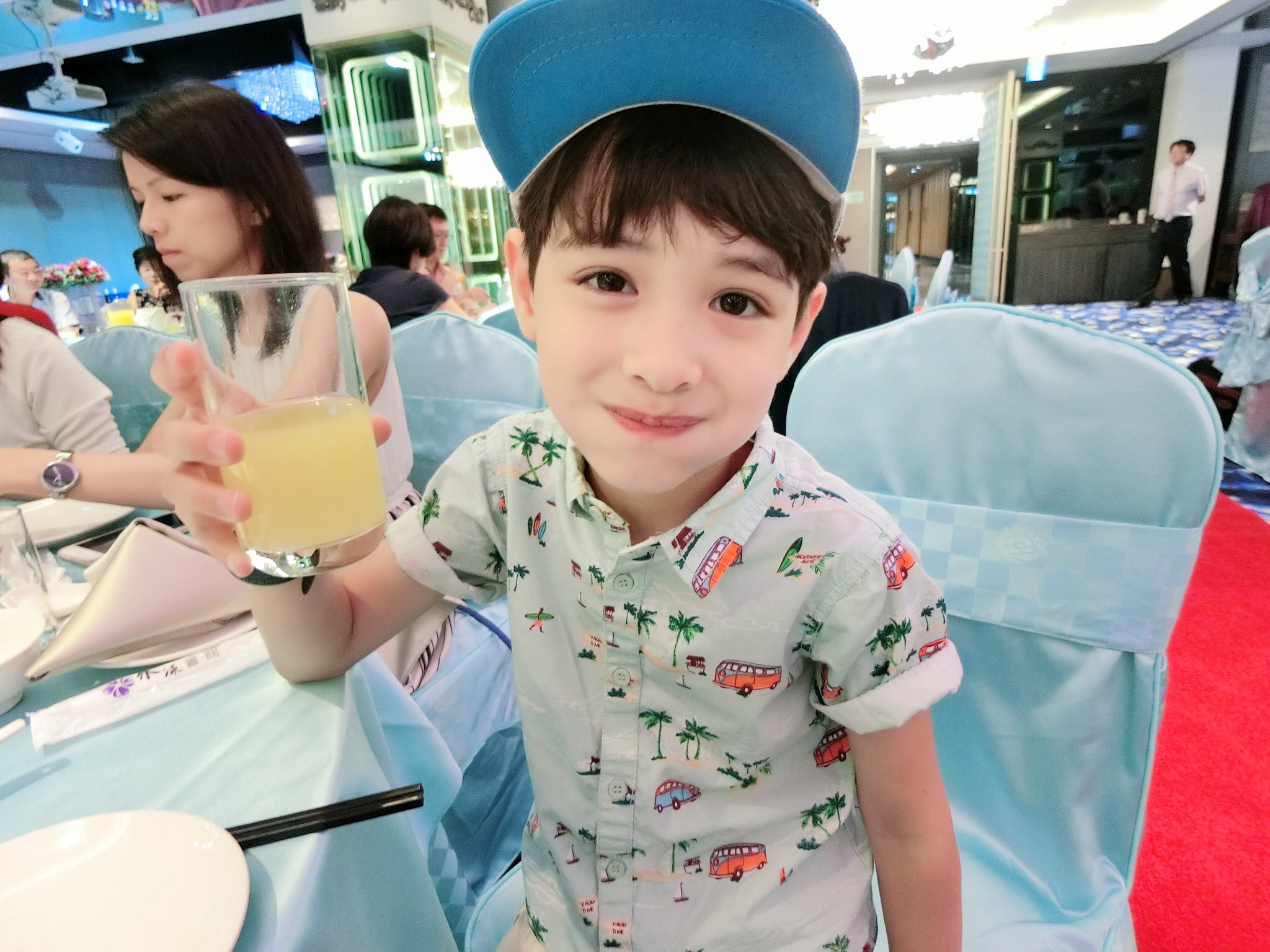 微風混血小男神伊萊，今年已開始就讀小學的他，已成為班上的小小模範生了。（微風國際）